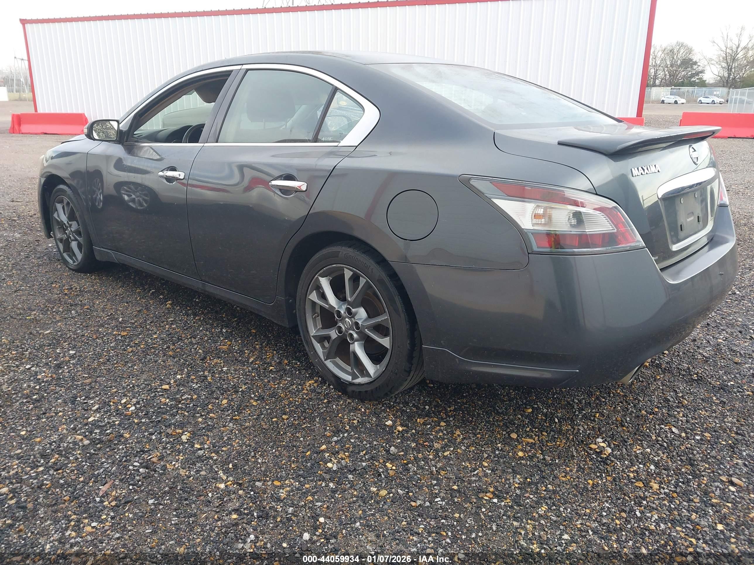 NISSAN MAXIMA image 3