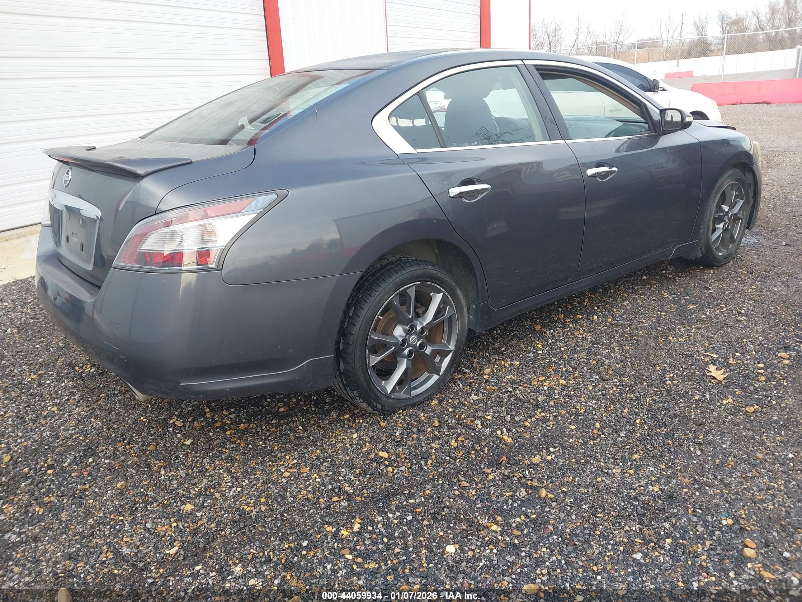 NISSAN MAXIMA image 4