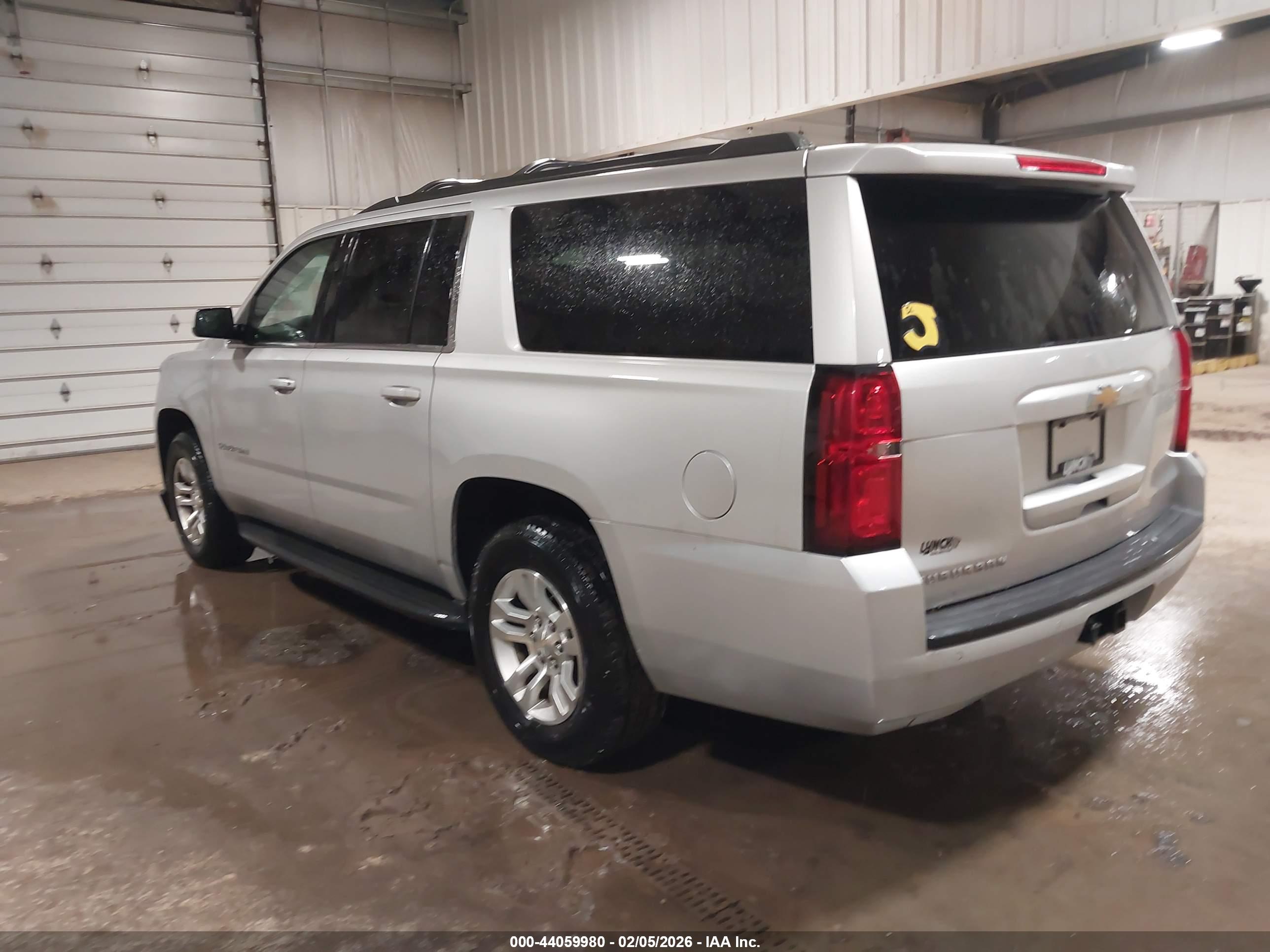 CHEVROLET SUBURBAN image 3