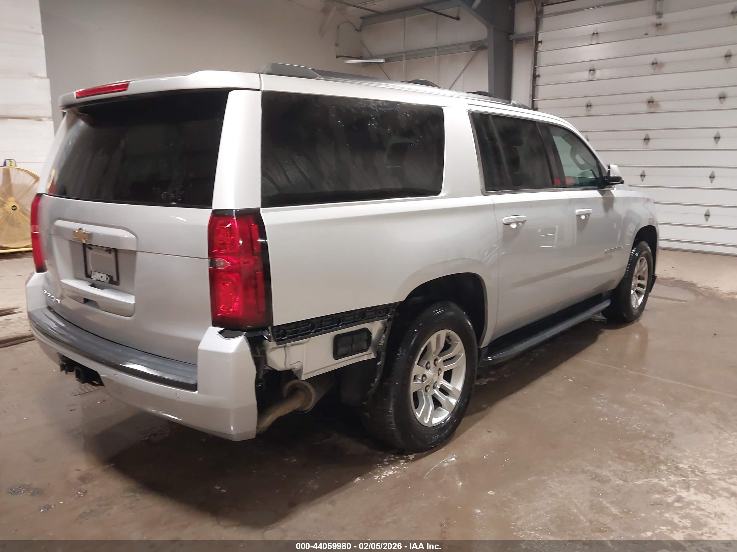 CHEVROLET SUBURBAN image 4
