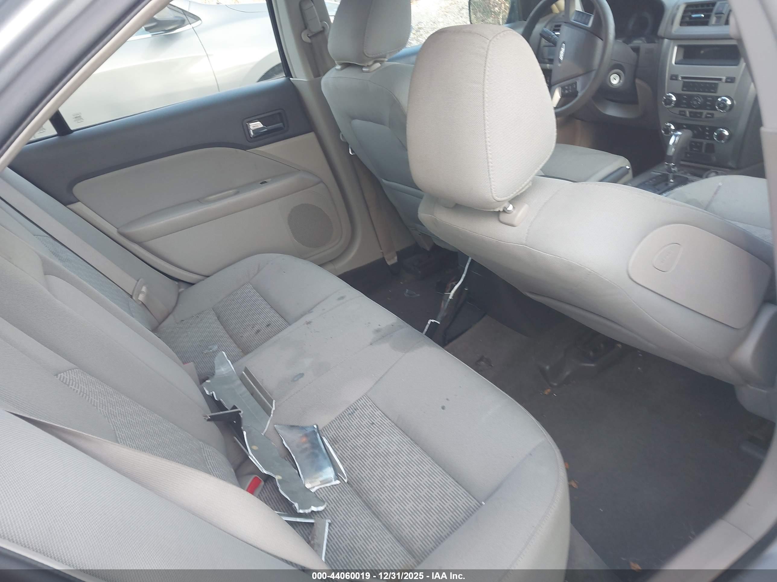 FORD FUSION image 8