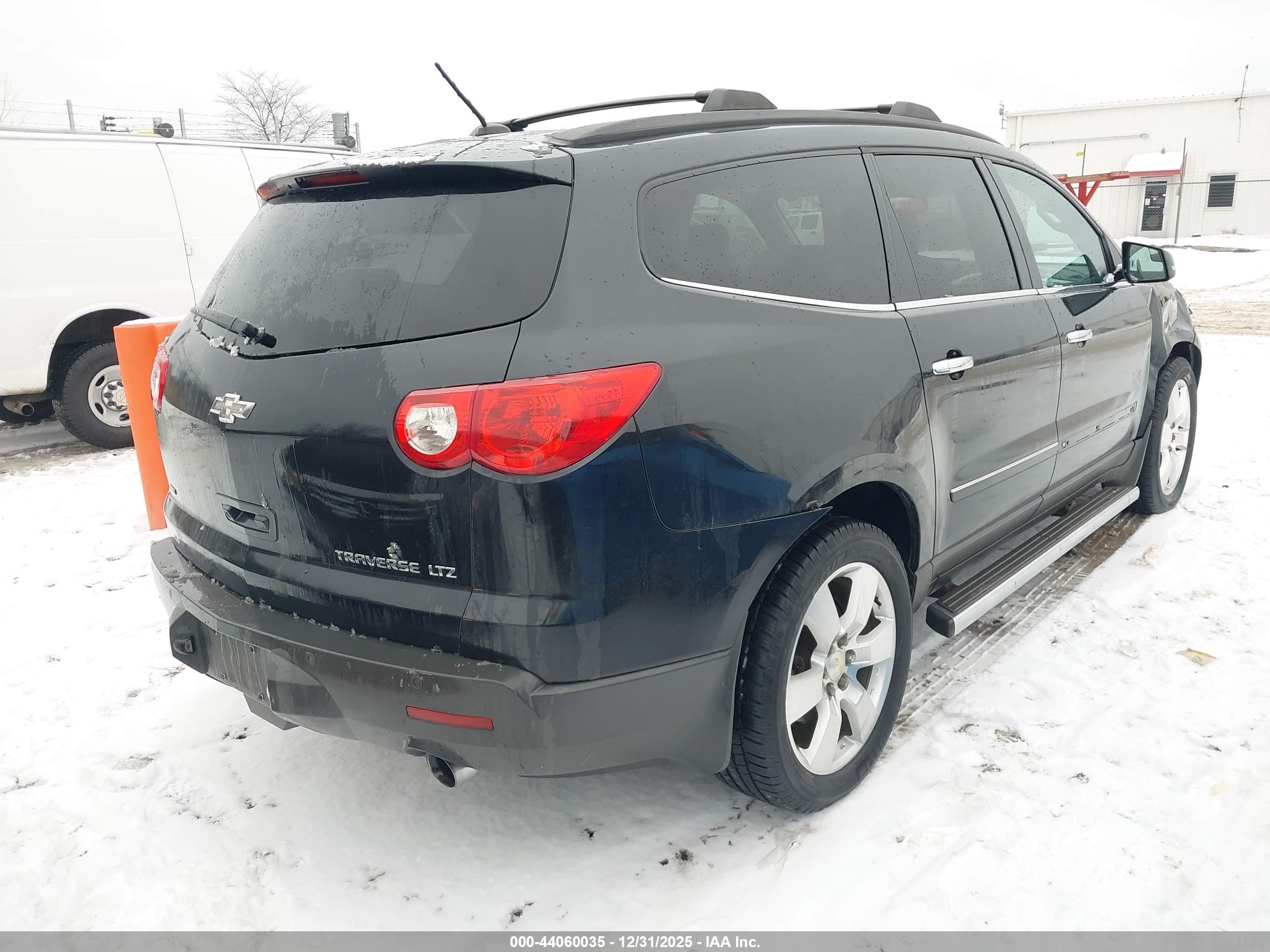 CHEVROLET TRAVERSE image 4