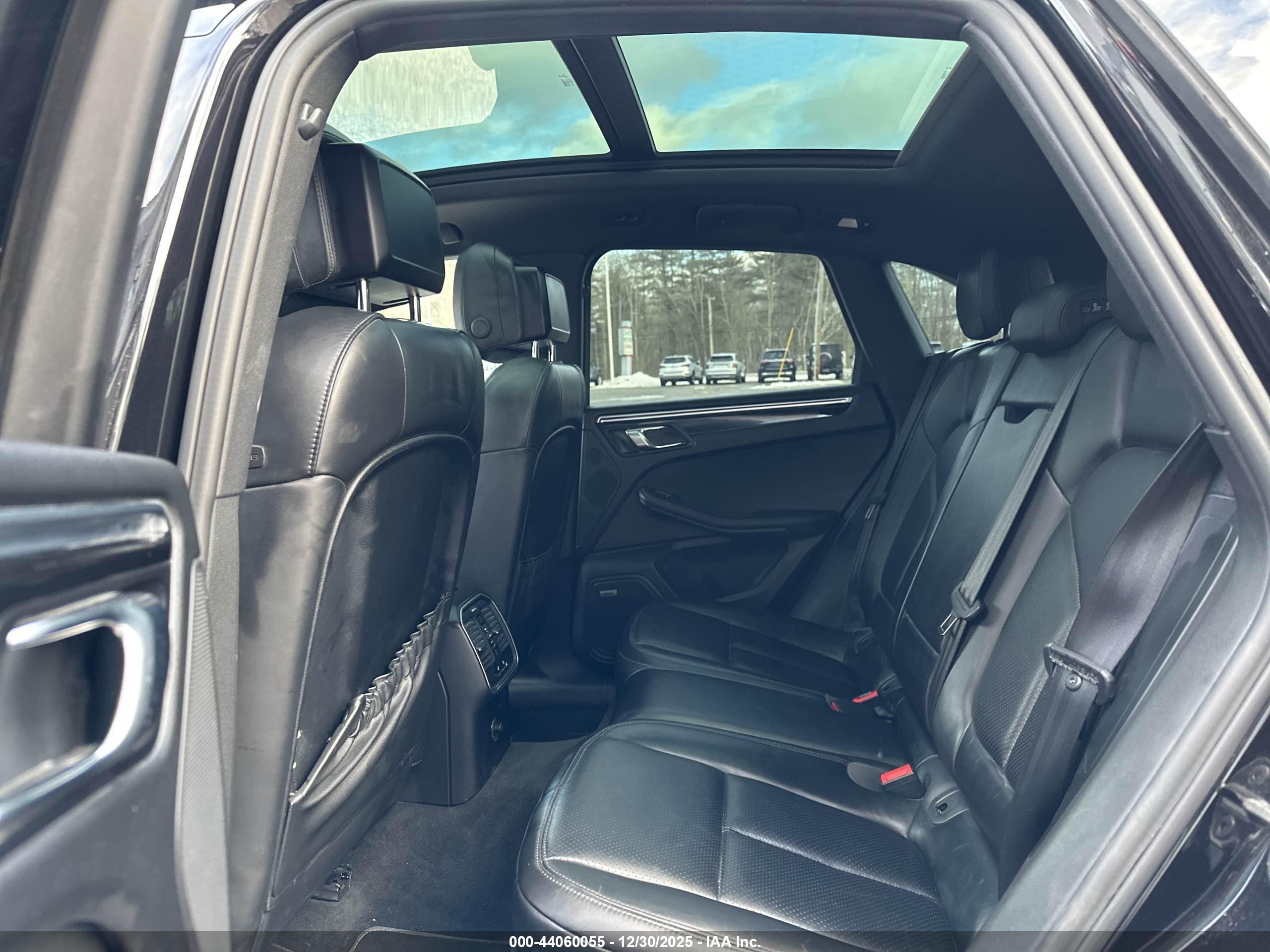 PORSCHE MACAN image 8