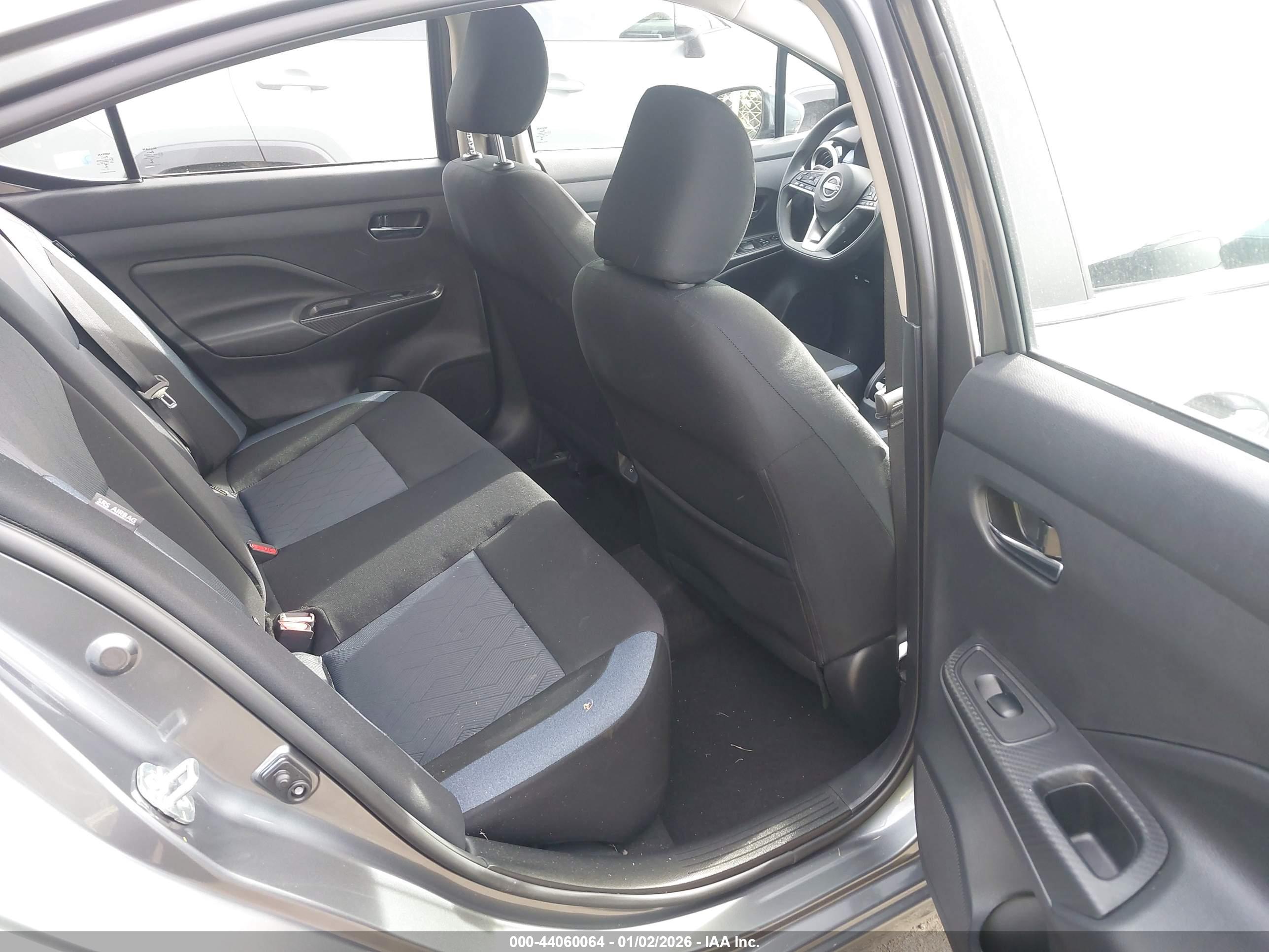 NISSAN VERSA image 8