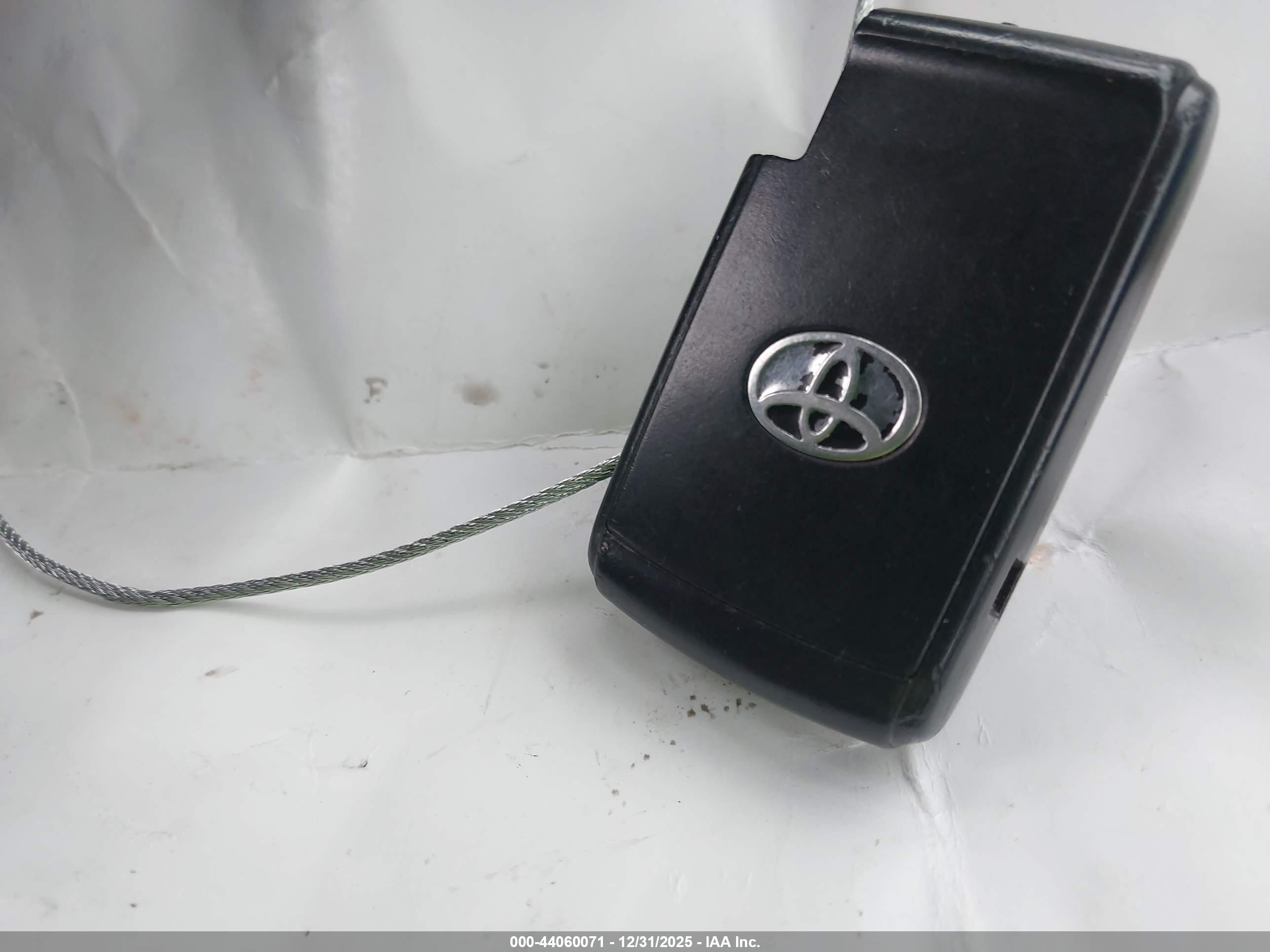 TOYOTA PRIUS image 11