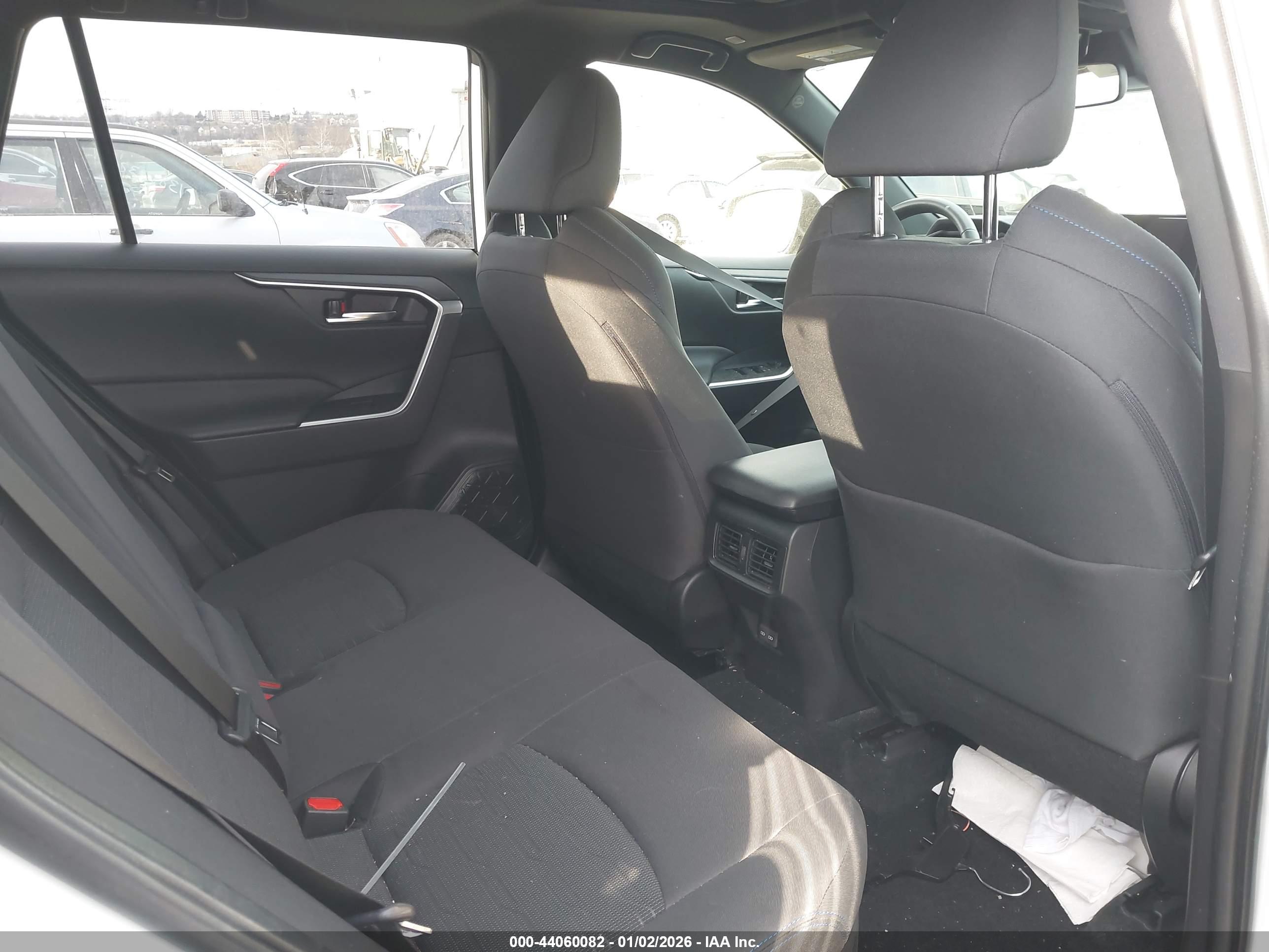 TOYOTA RAV4 image 8