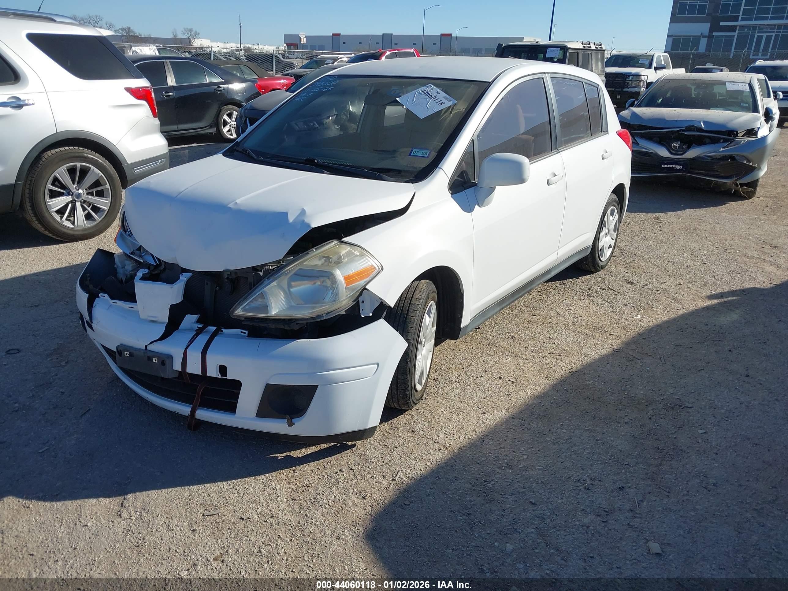 NISSAN VERSA image 2