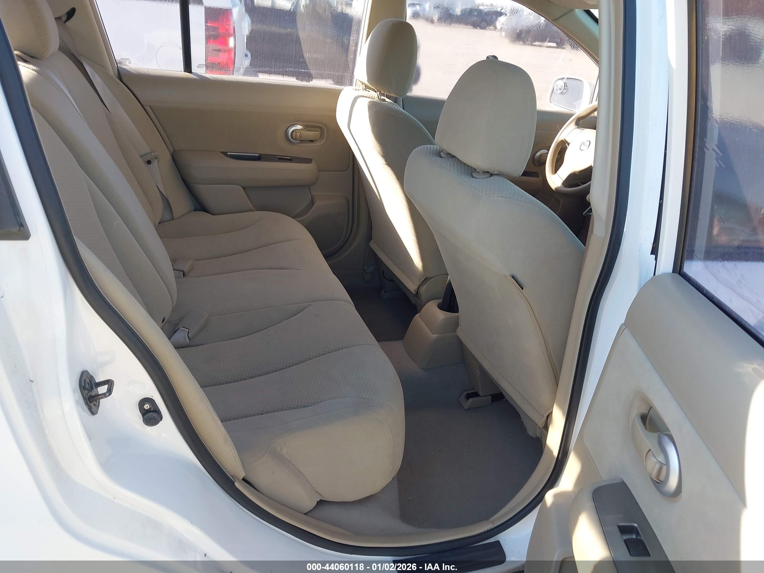 NISSAN VERSA image 8