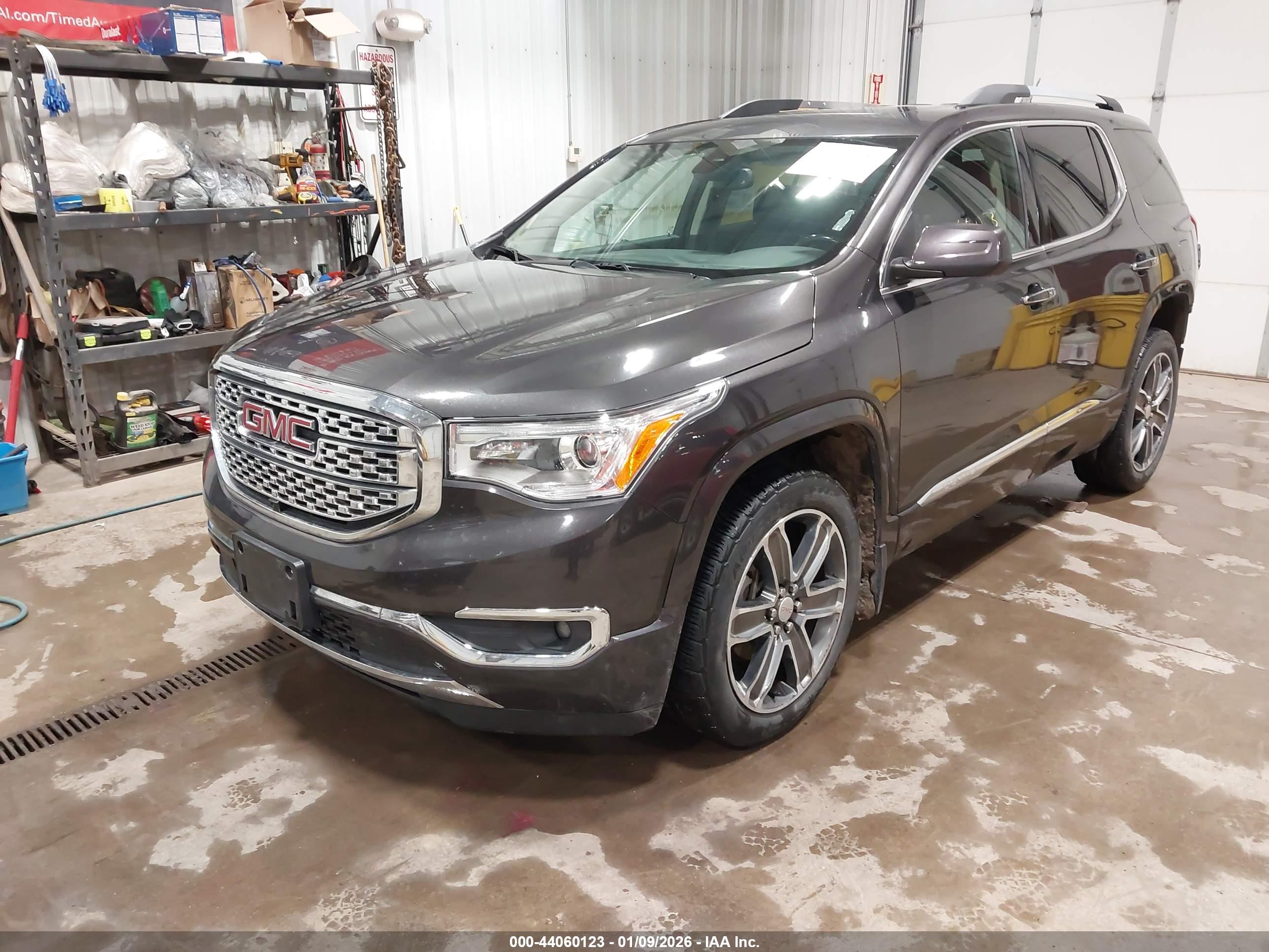 GMC ACADIA image 2