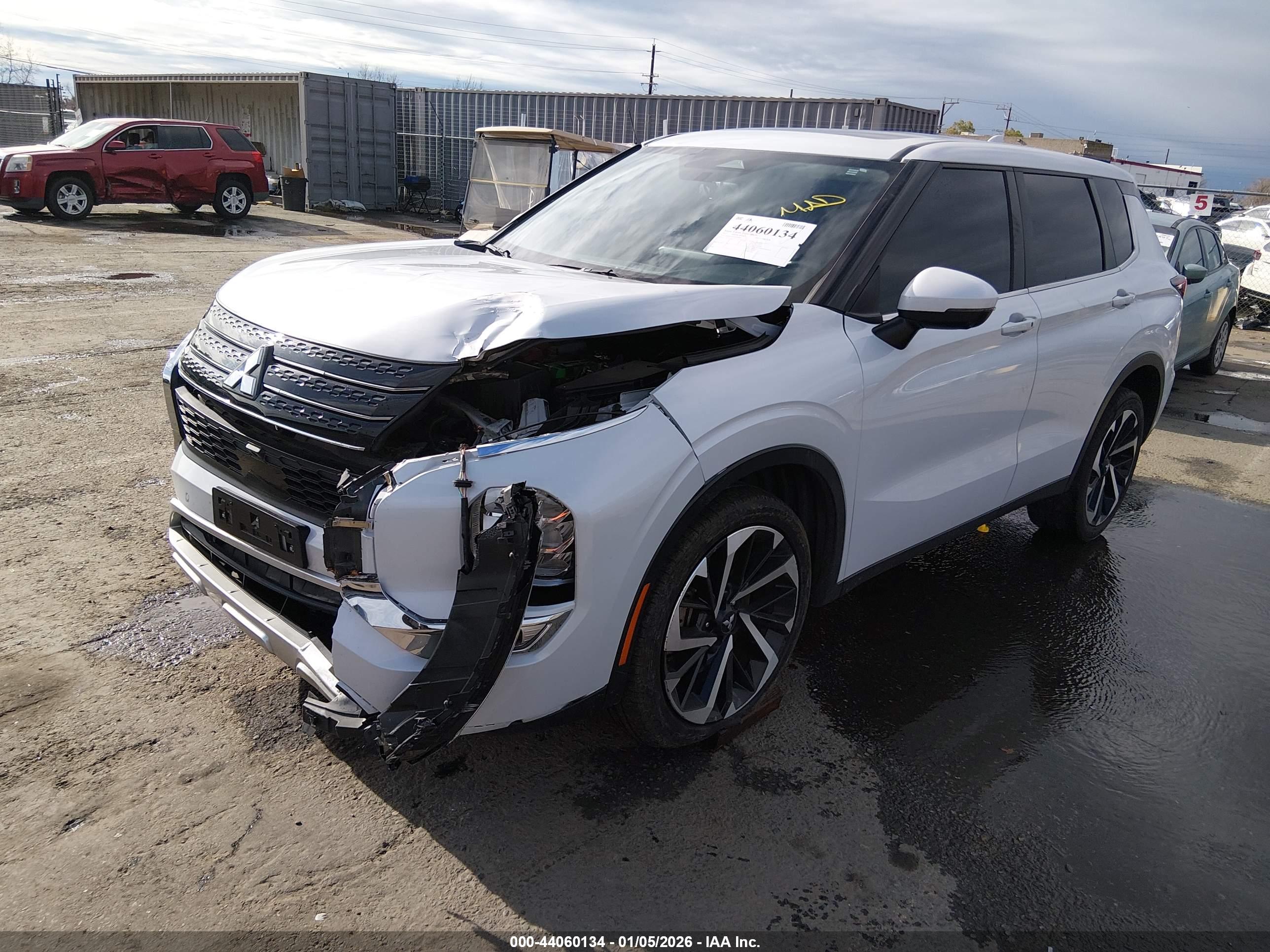 MITSUBISHI OUTLANDER image 2