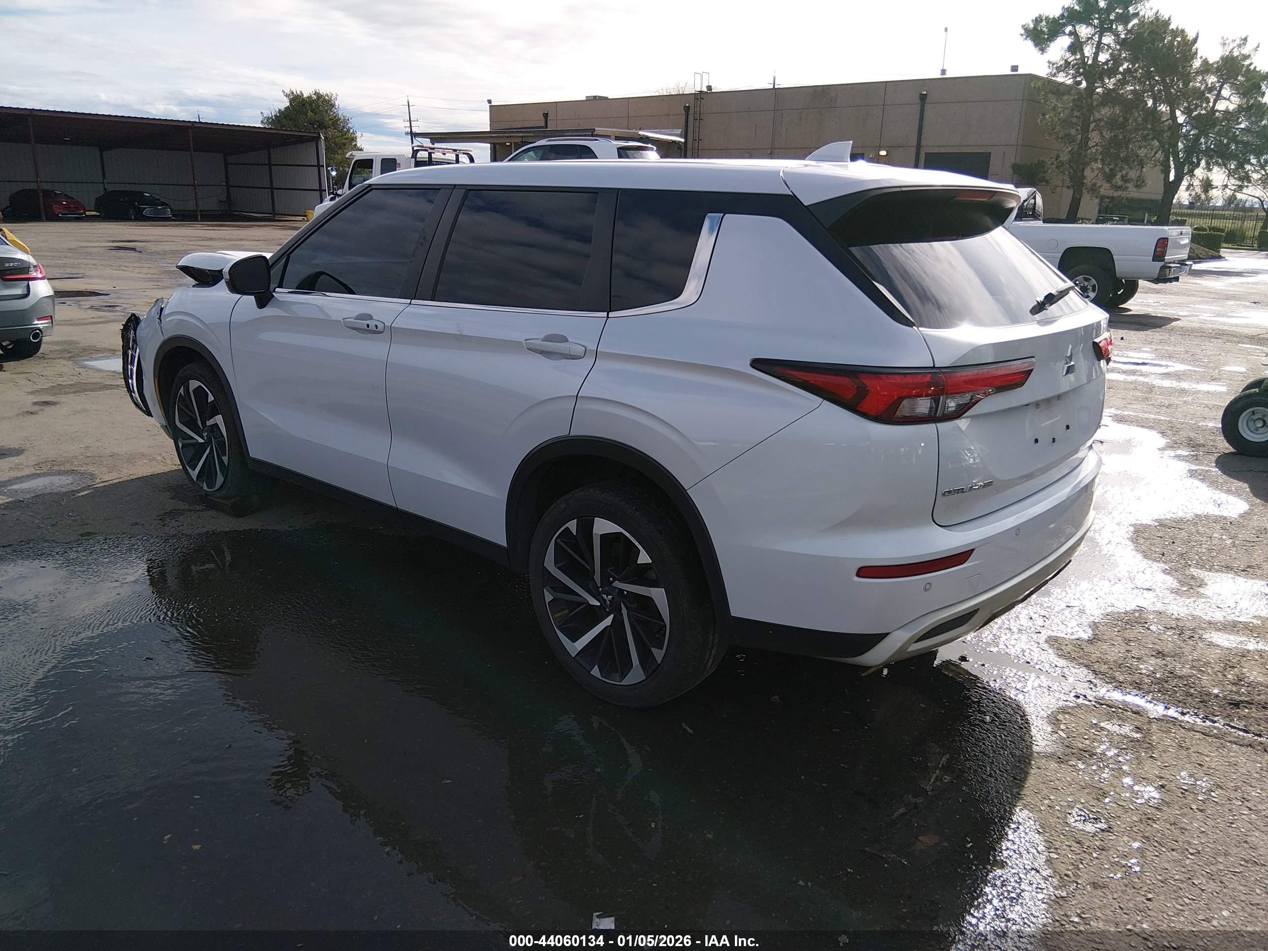 MITSUBISHI OUTLANDER image 3
