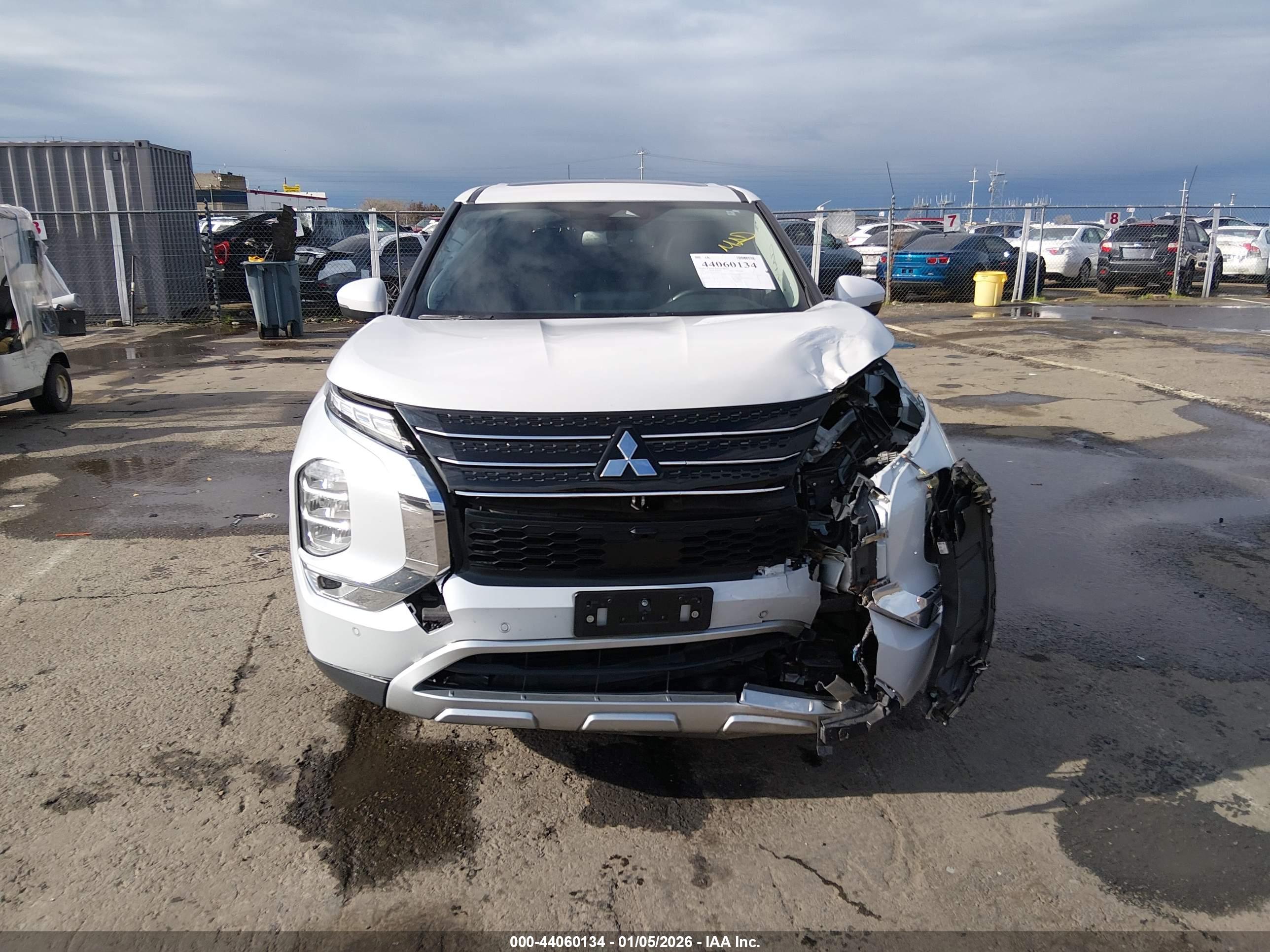 MITSUBISHI OUTLANDER image 6