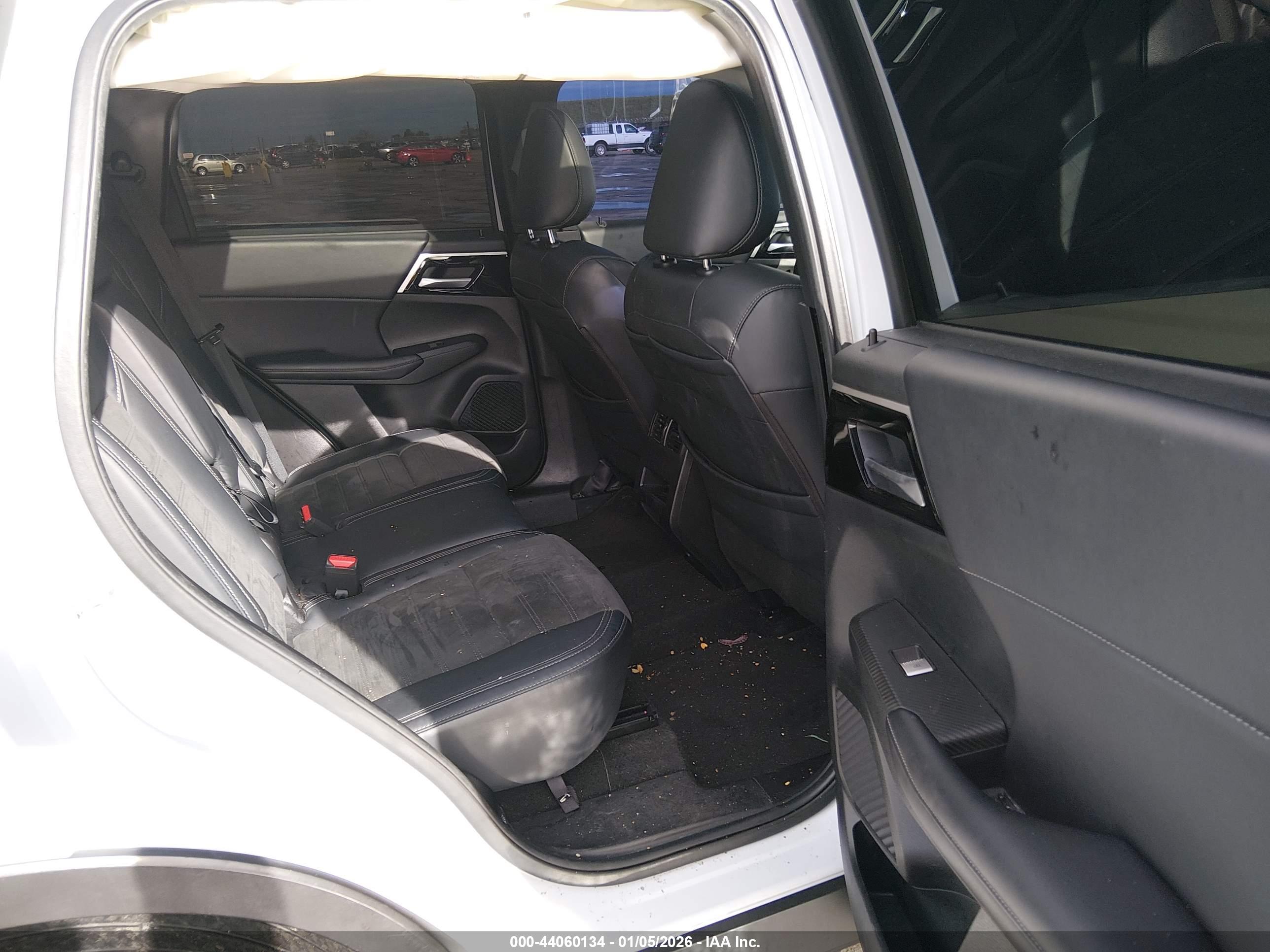 MITSUBISHI OUTLANDER image 8