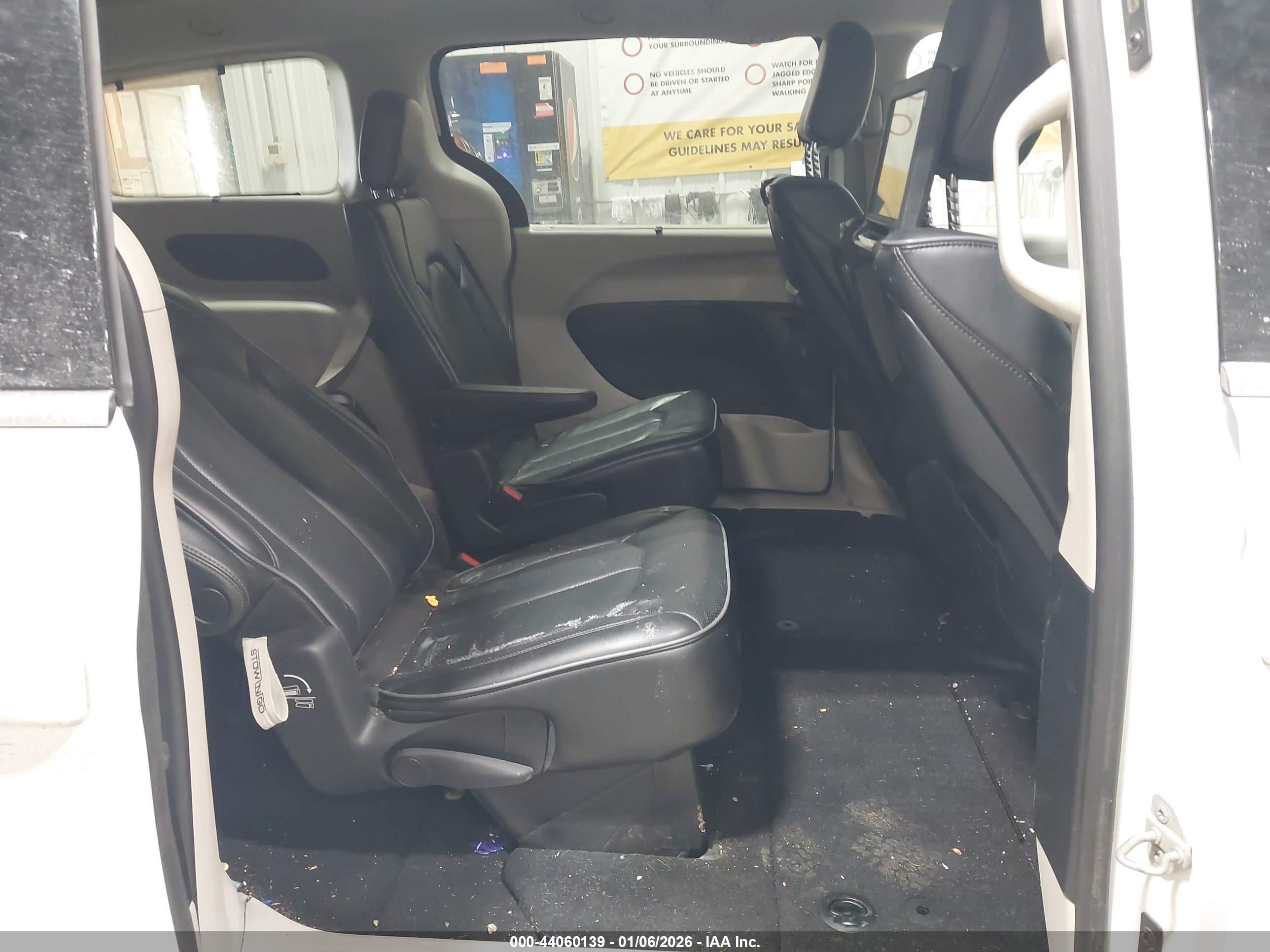CHRYSLER PACIFICA image 8