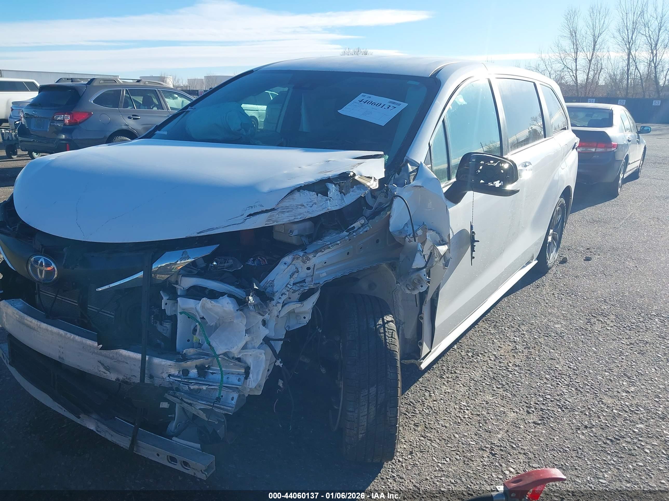 TOYOTA SIENNA image 2