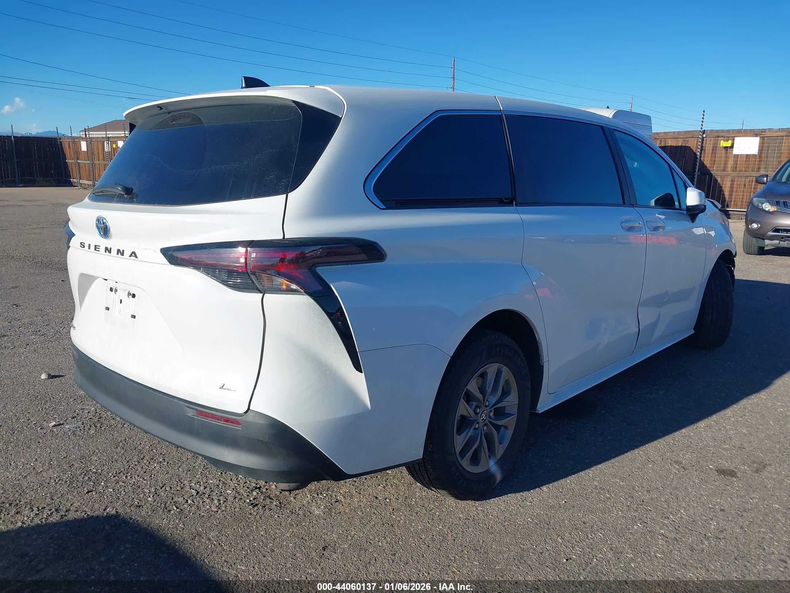 TOYOTA SIENNA image 4