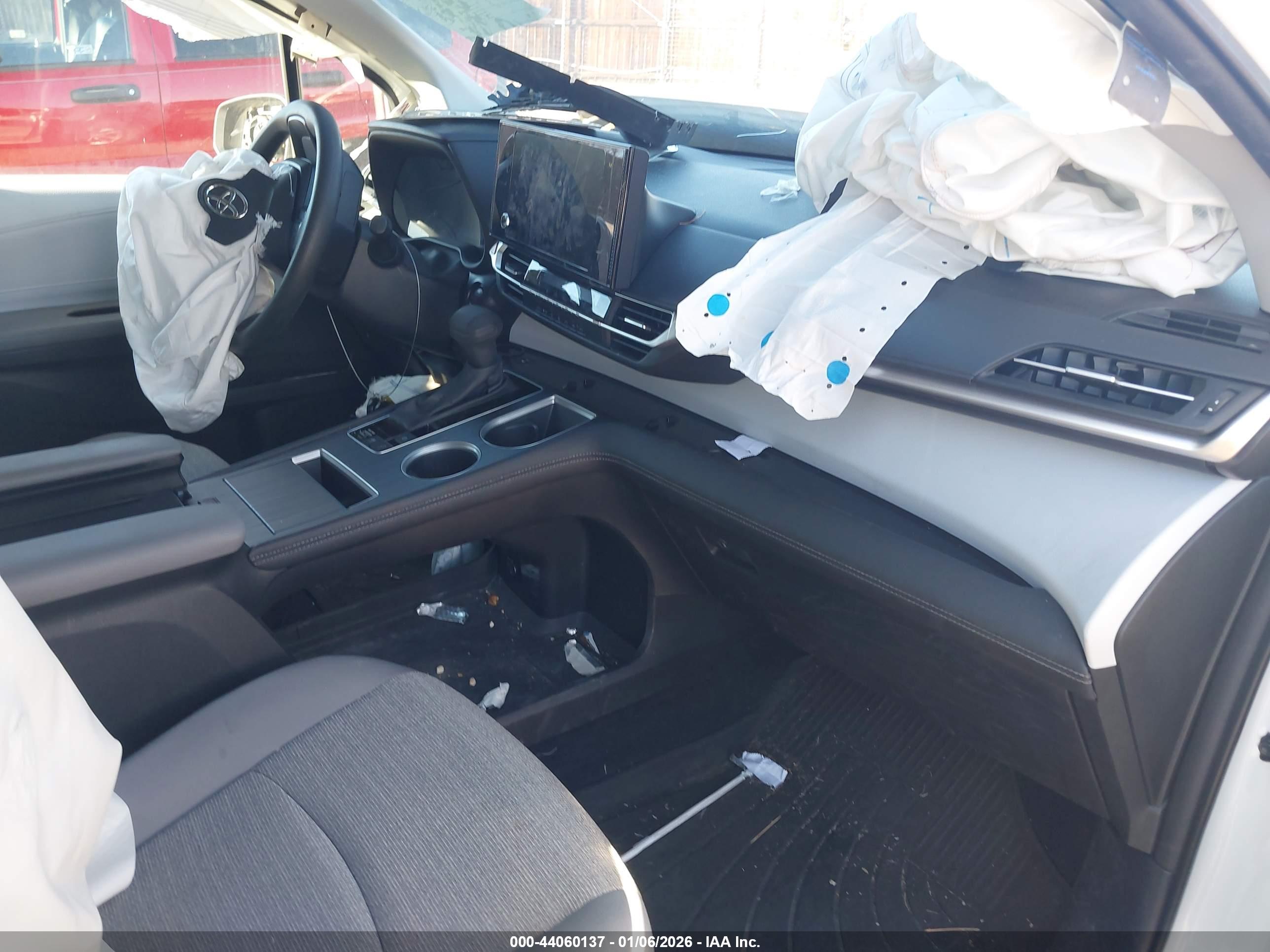 TOYOTA SIENNA image 5