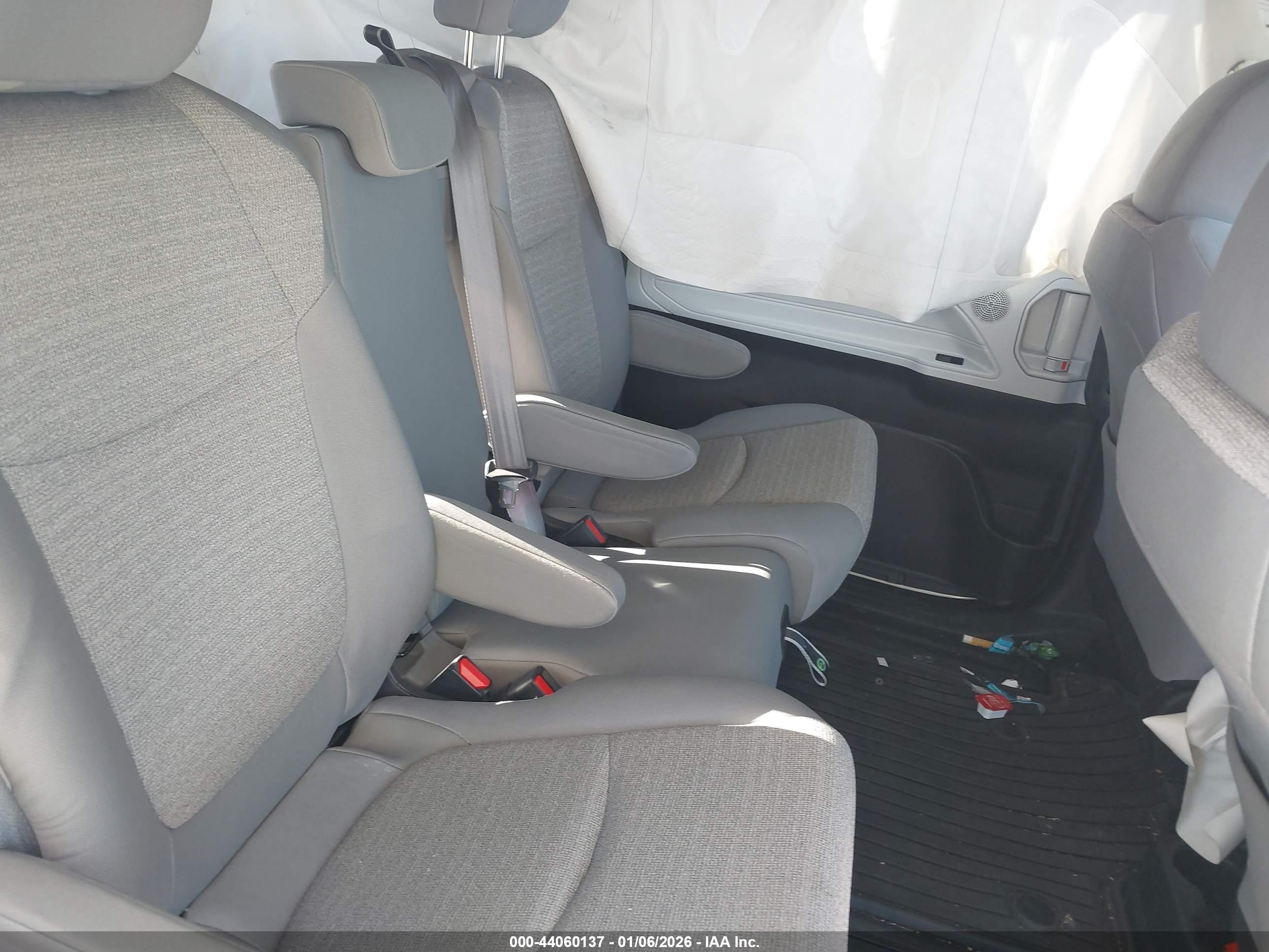 TOYOTA SIENNA image 8