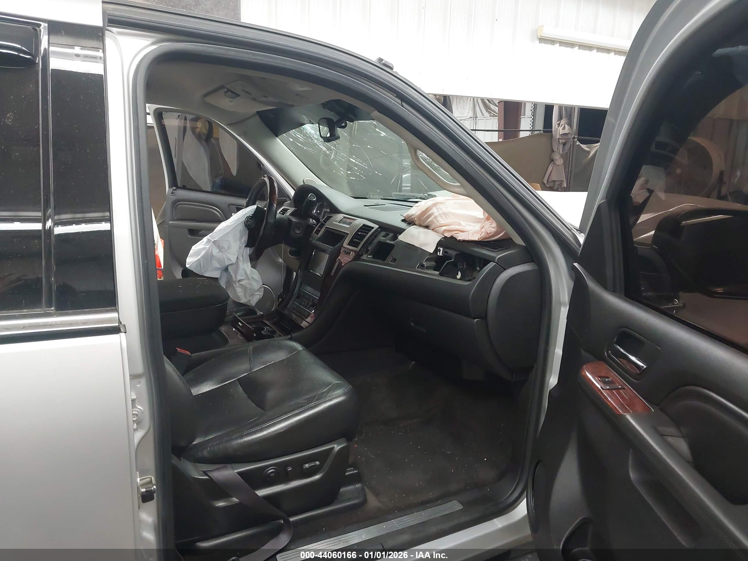 CADILLAC ESCALADE image 5