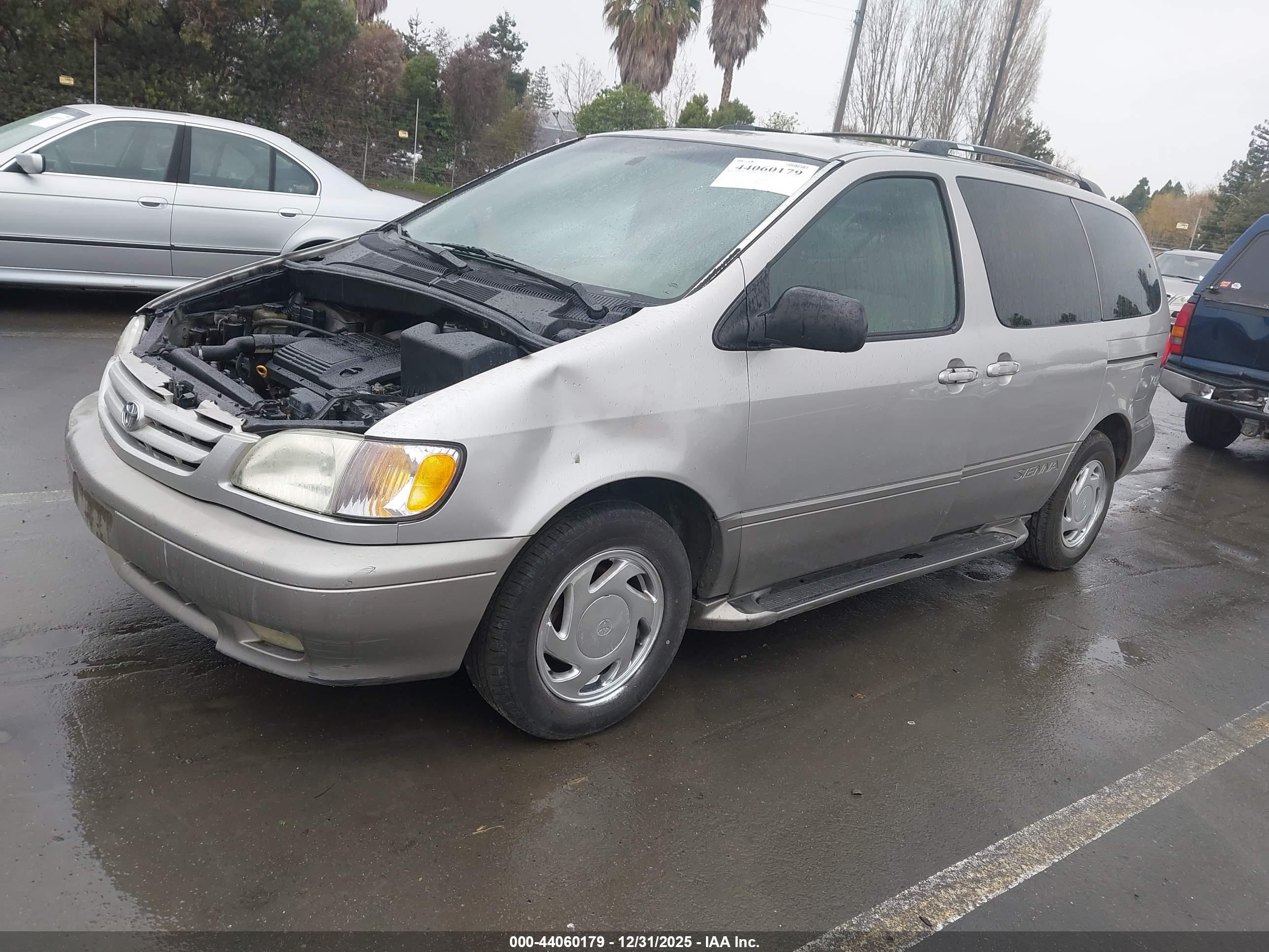 TOYOTA SIENNA image 2