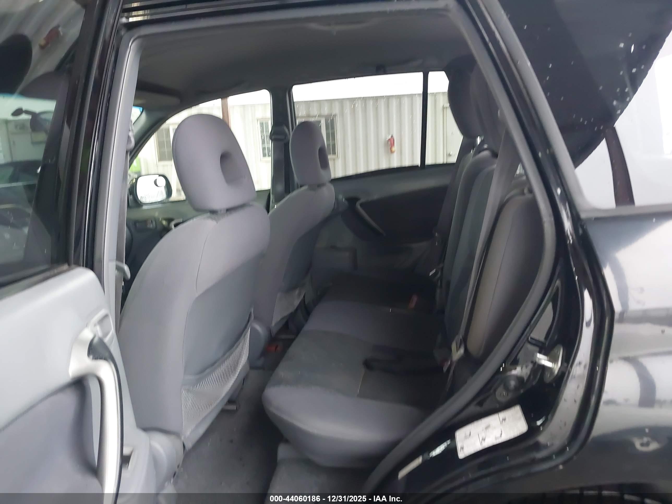 TOYOTA RAV4 image 8