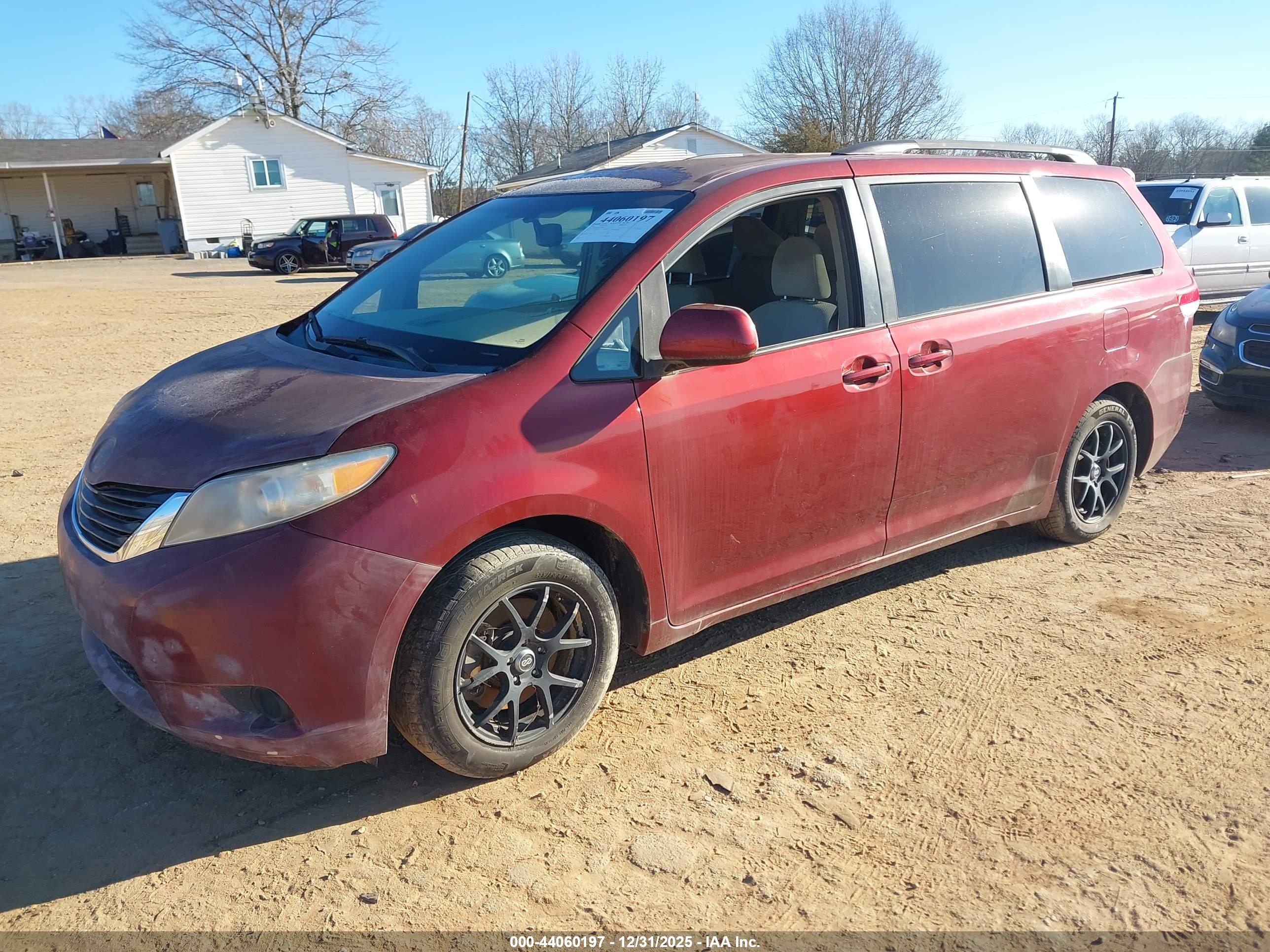 TOYOTA SIENNA image 2