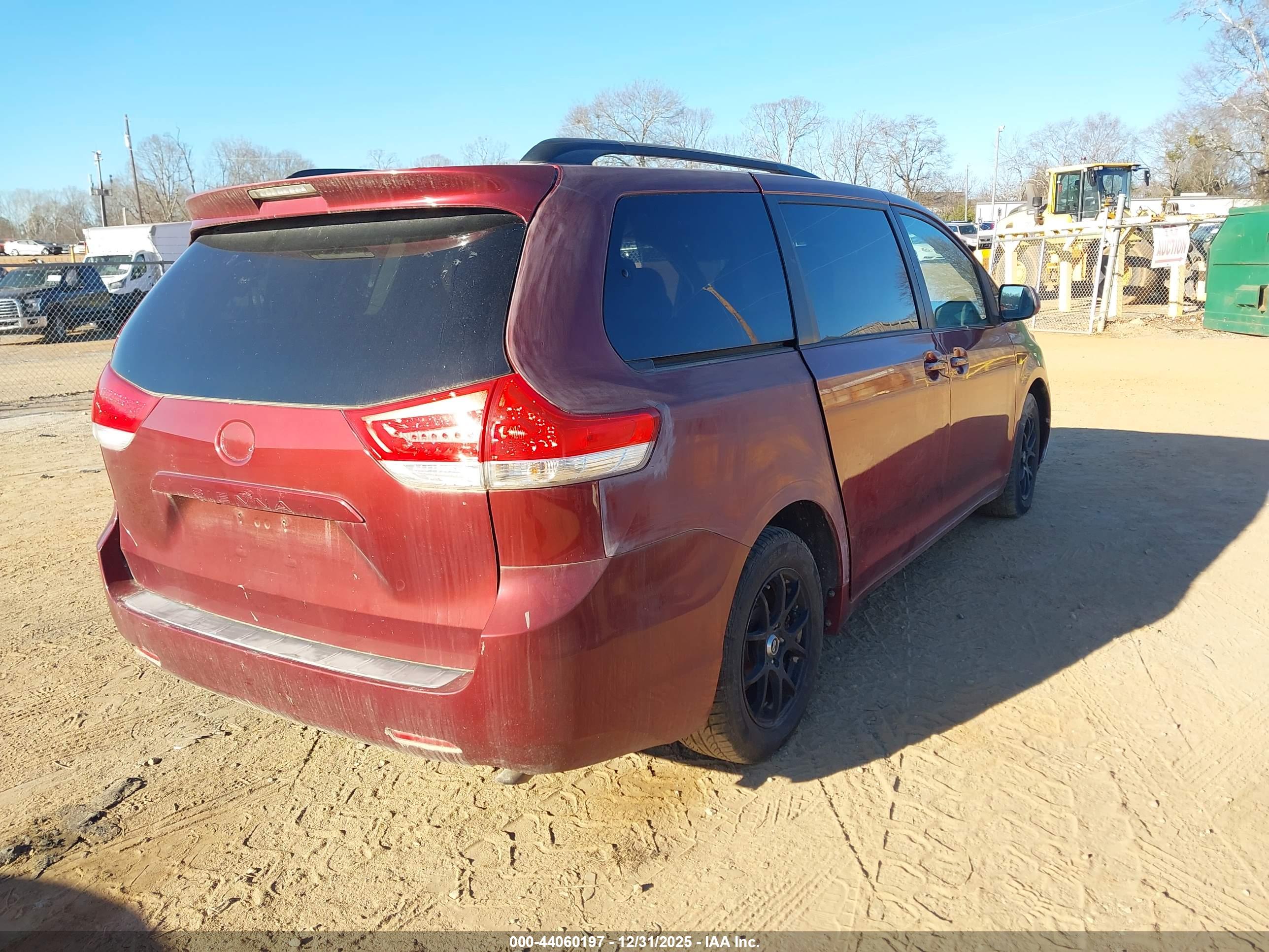 TOYOTA SIENNA image 4