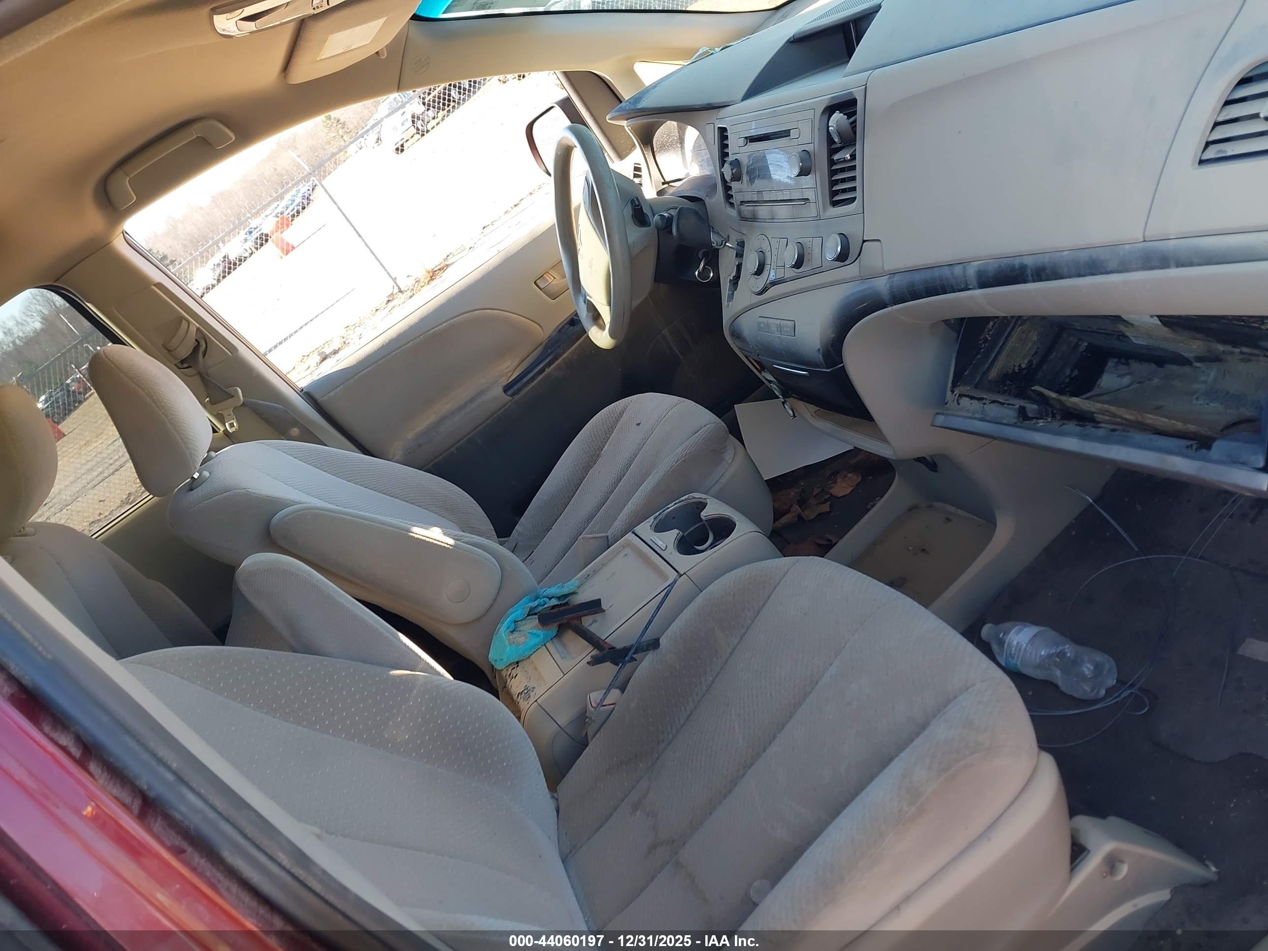 TOYOTA SIENNA image 5