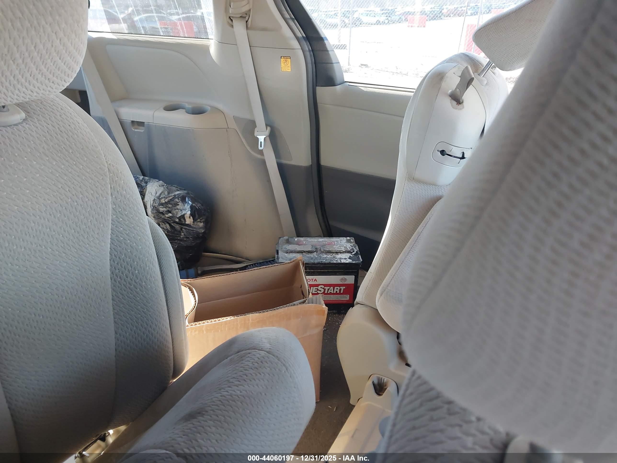 TOYOTA SIENNA image 8