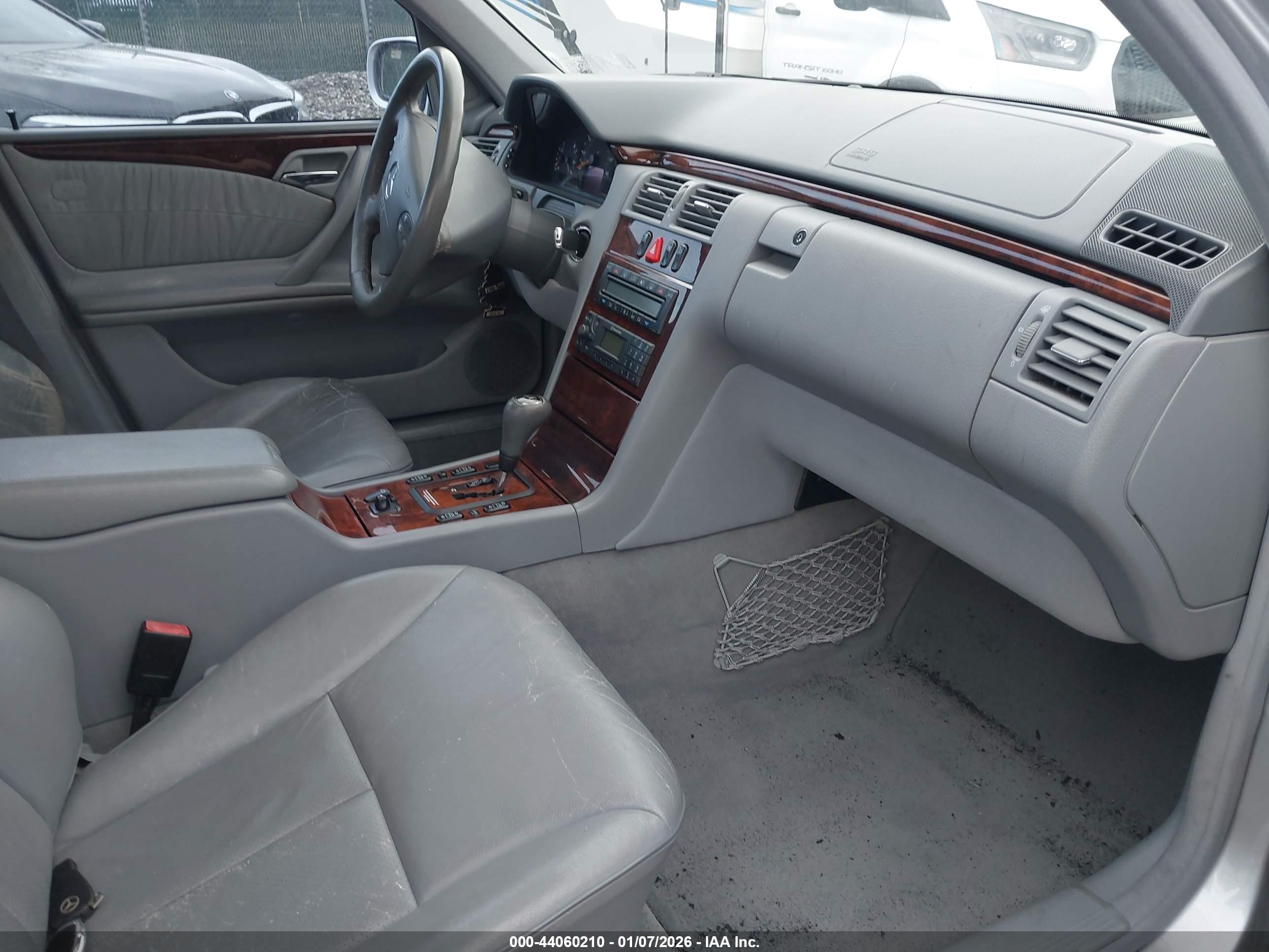 MERCEDES-BENZ E image 5