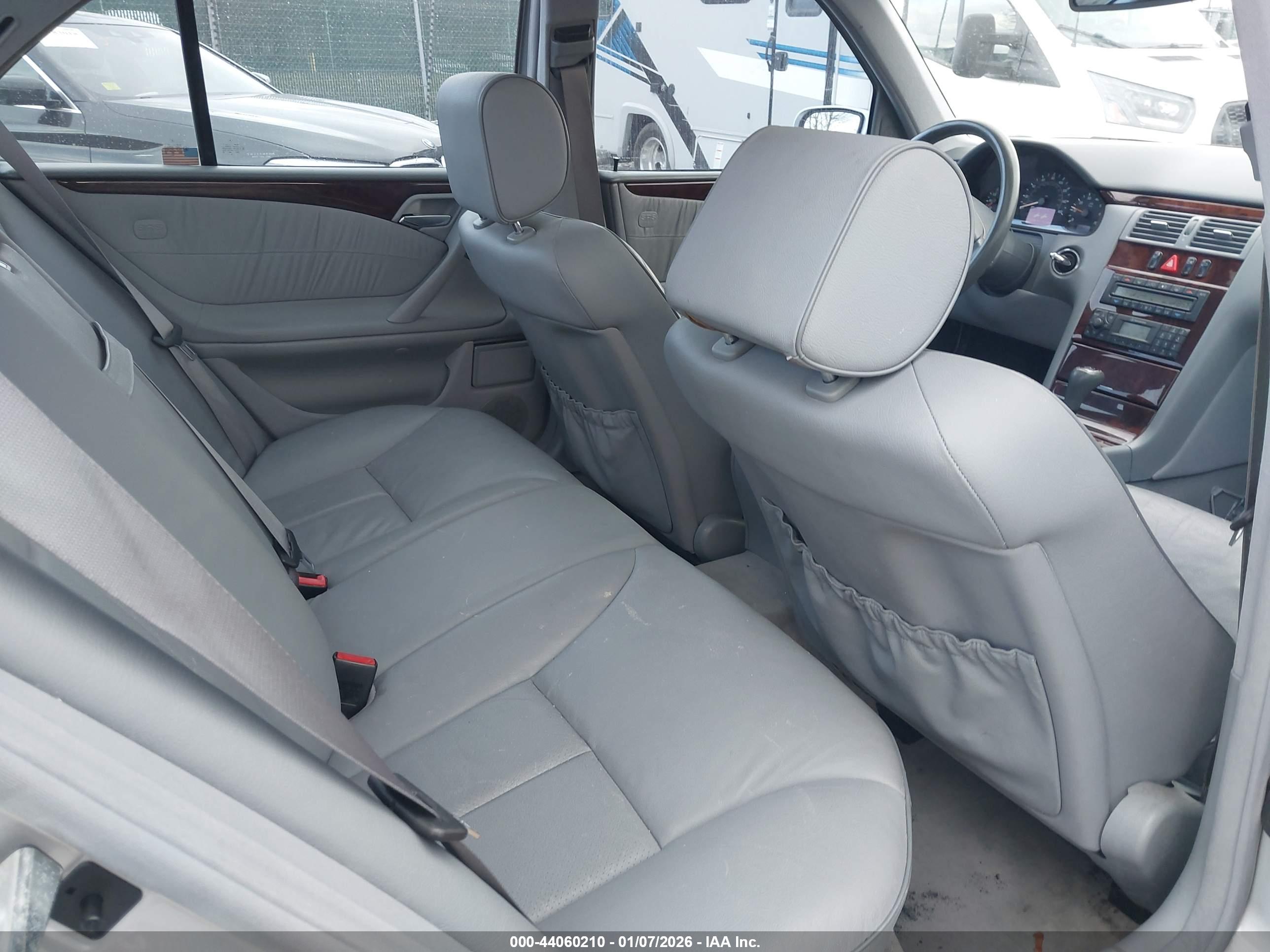 MERCEDES-BENZ E image 8
