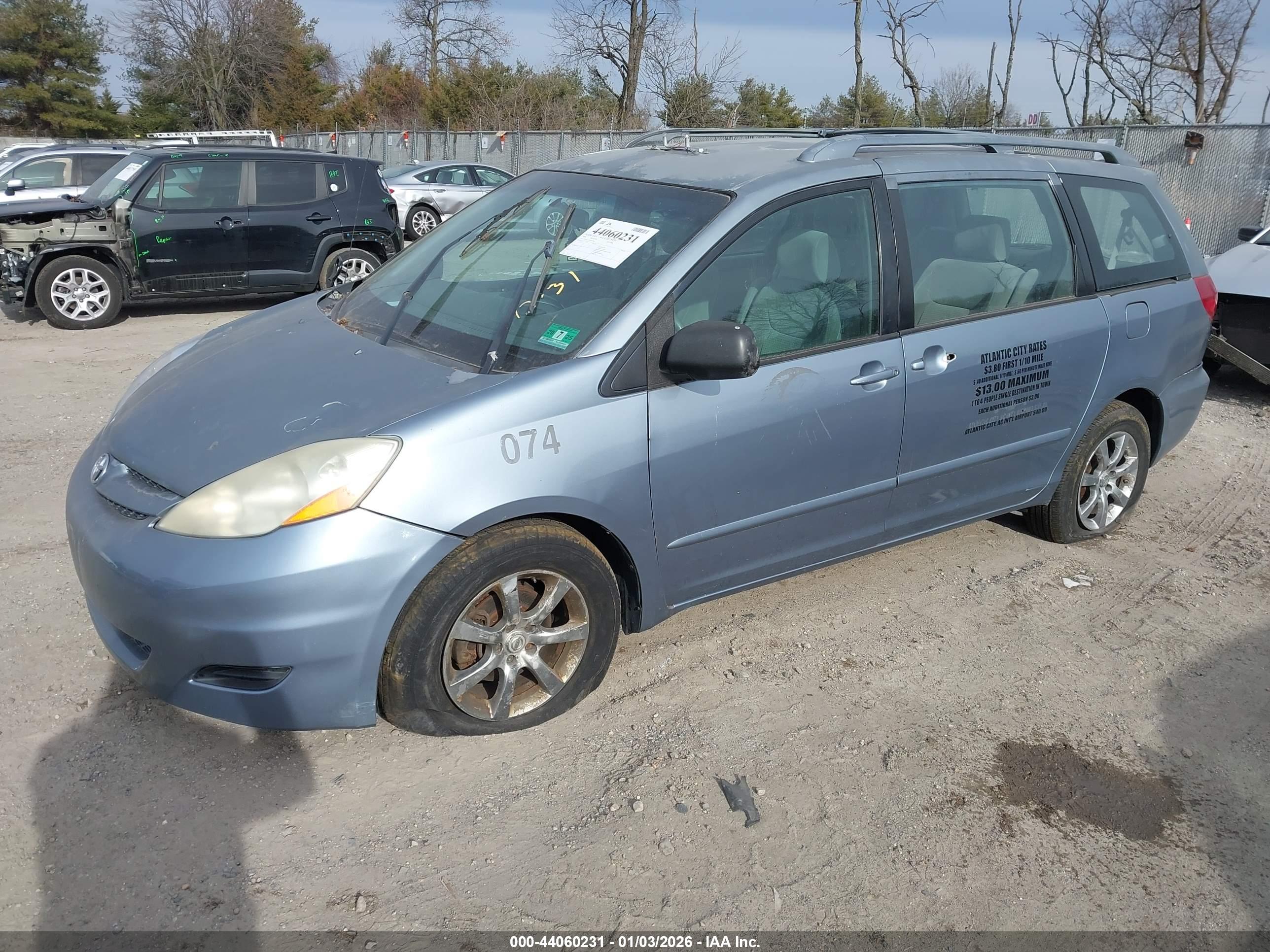 TOYOTA SIENNA image 2