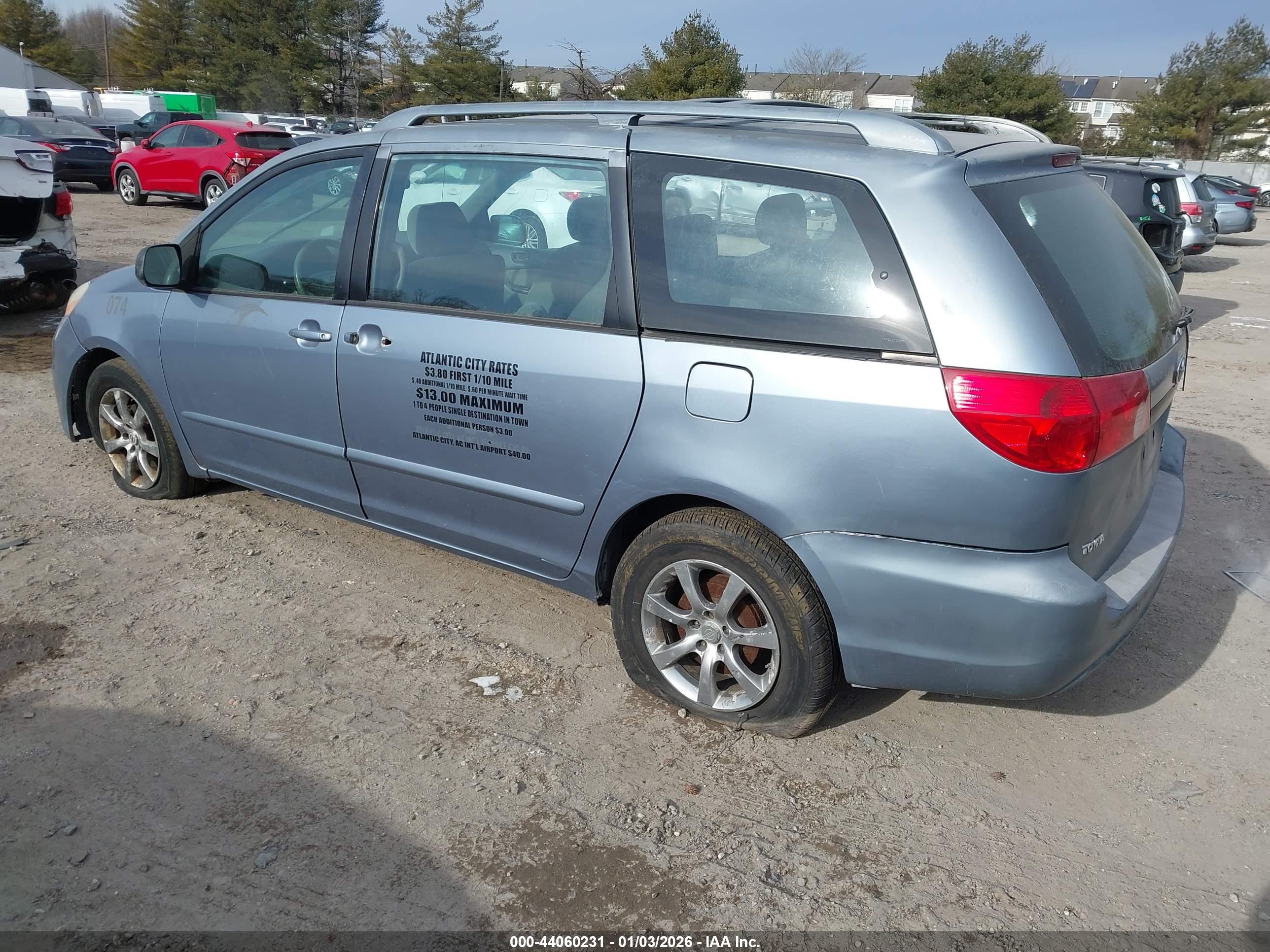TOYOTA SIENNA image 3