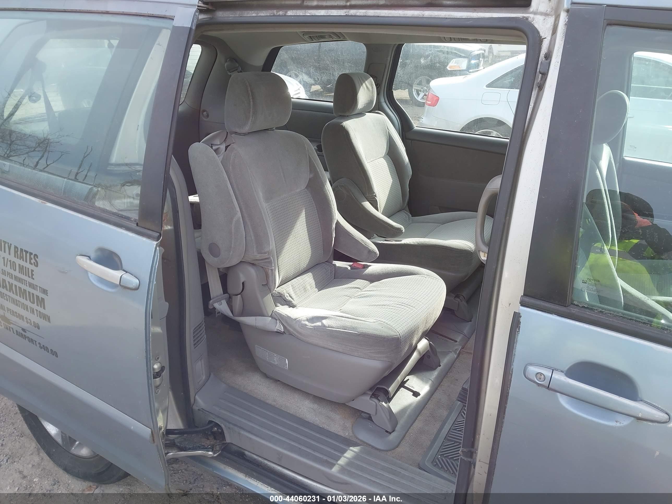 TOYOTA SIENNA image 8