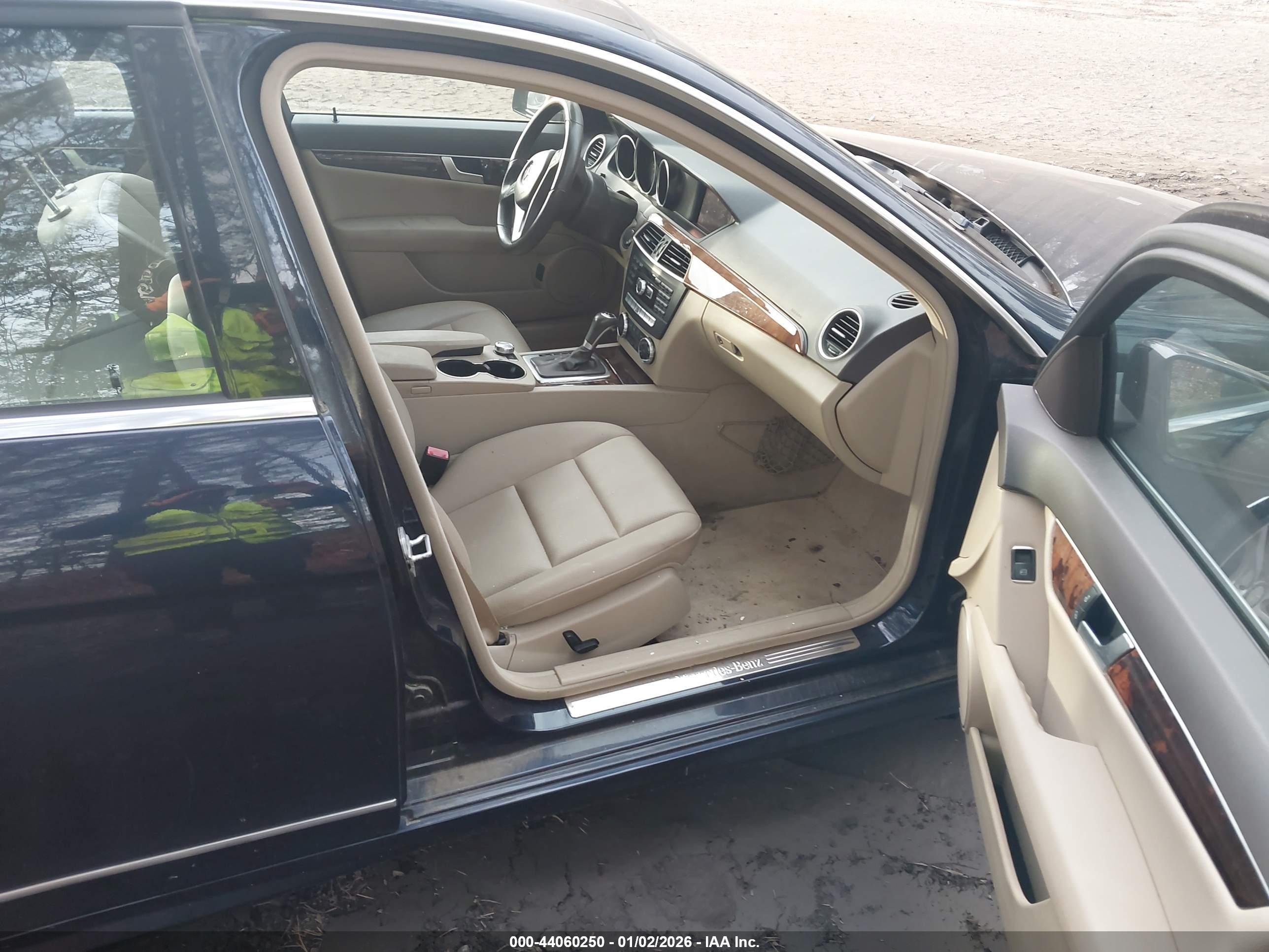MERCEDES-BENZ C-CLASS image 5