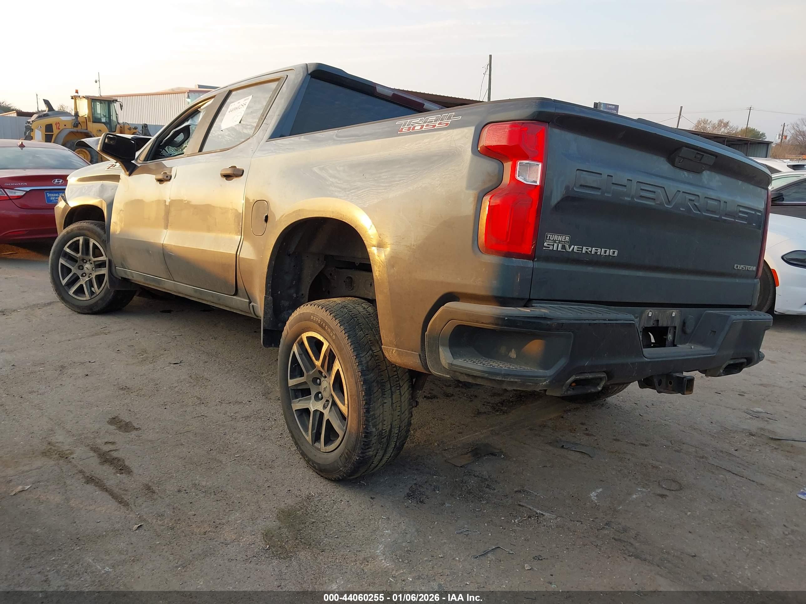 CHEVROLET SILVERADO image 3