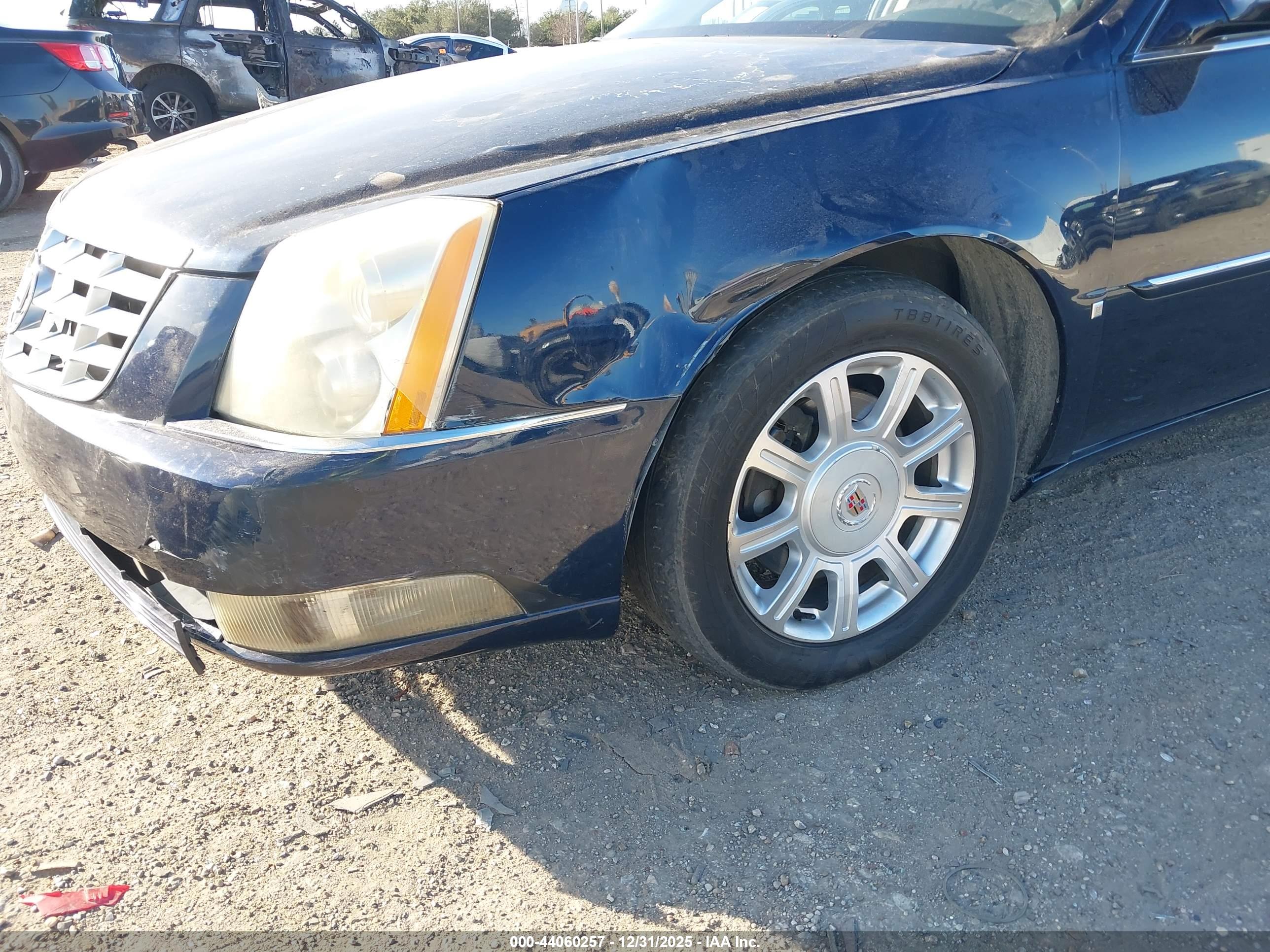 CADILLAC DTS image 6
