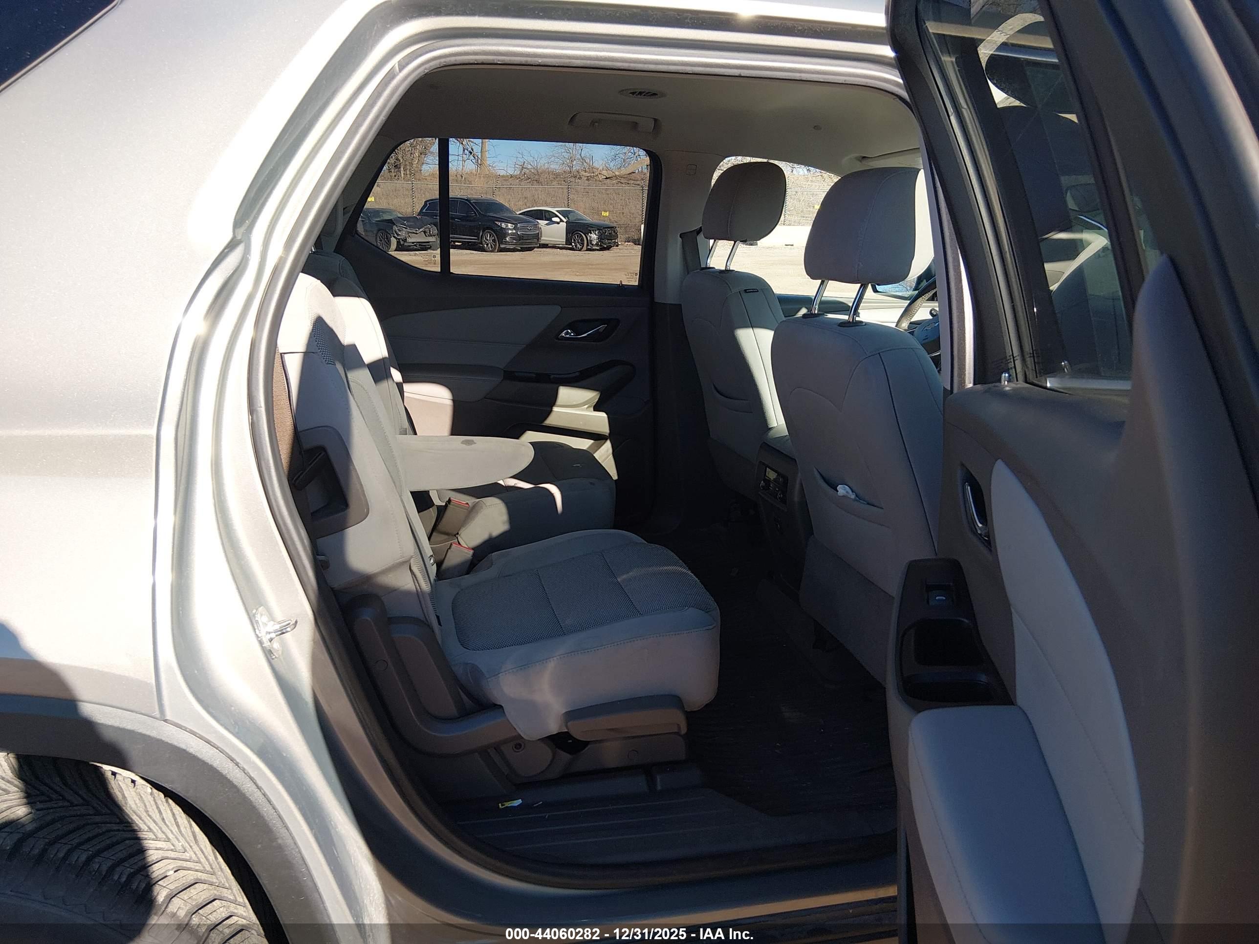 CHEVROLET TRAVERSE image 8