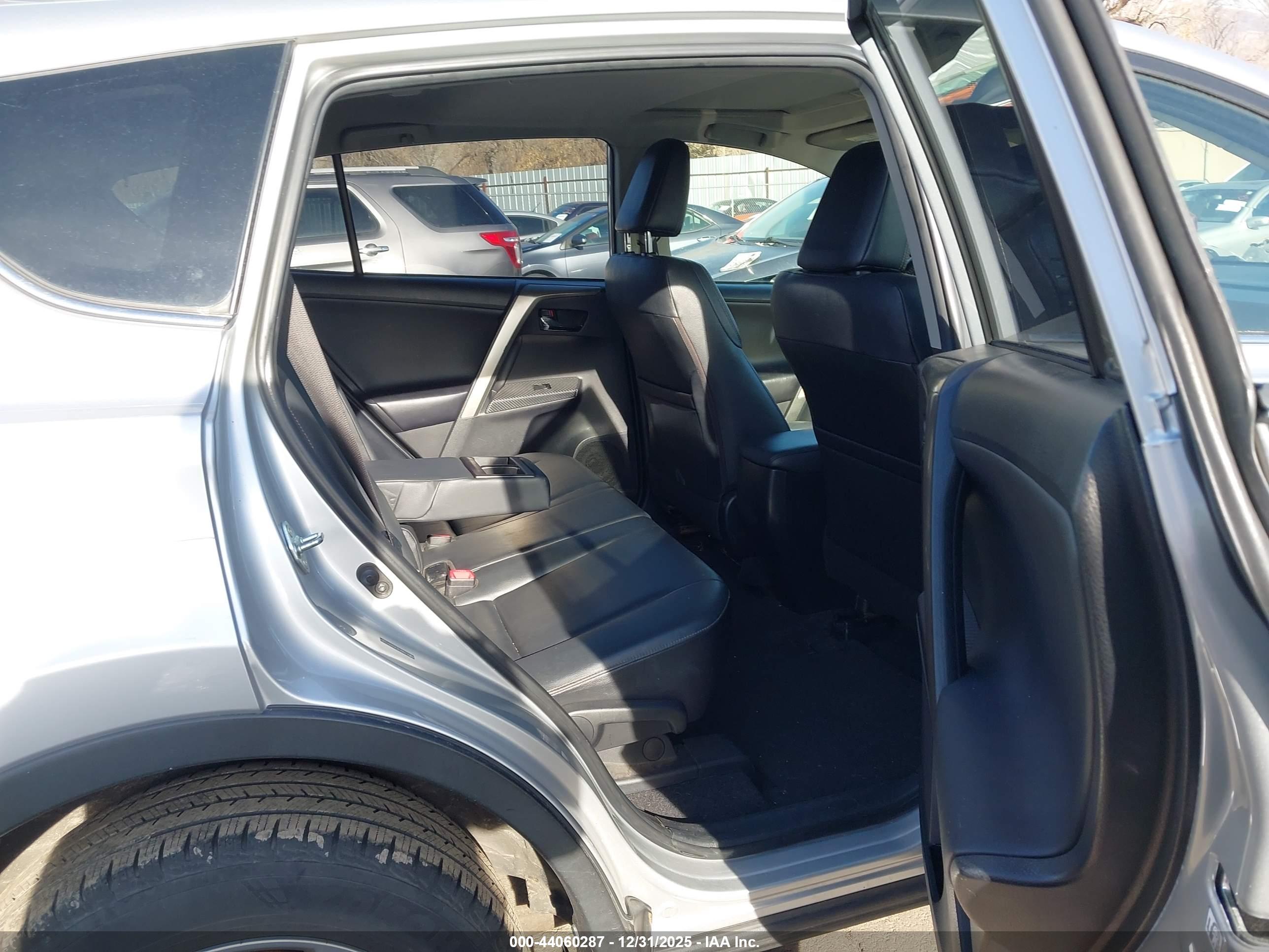 TOYOTA RAV4 image 8