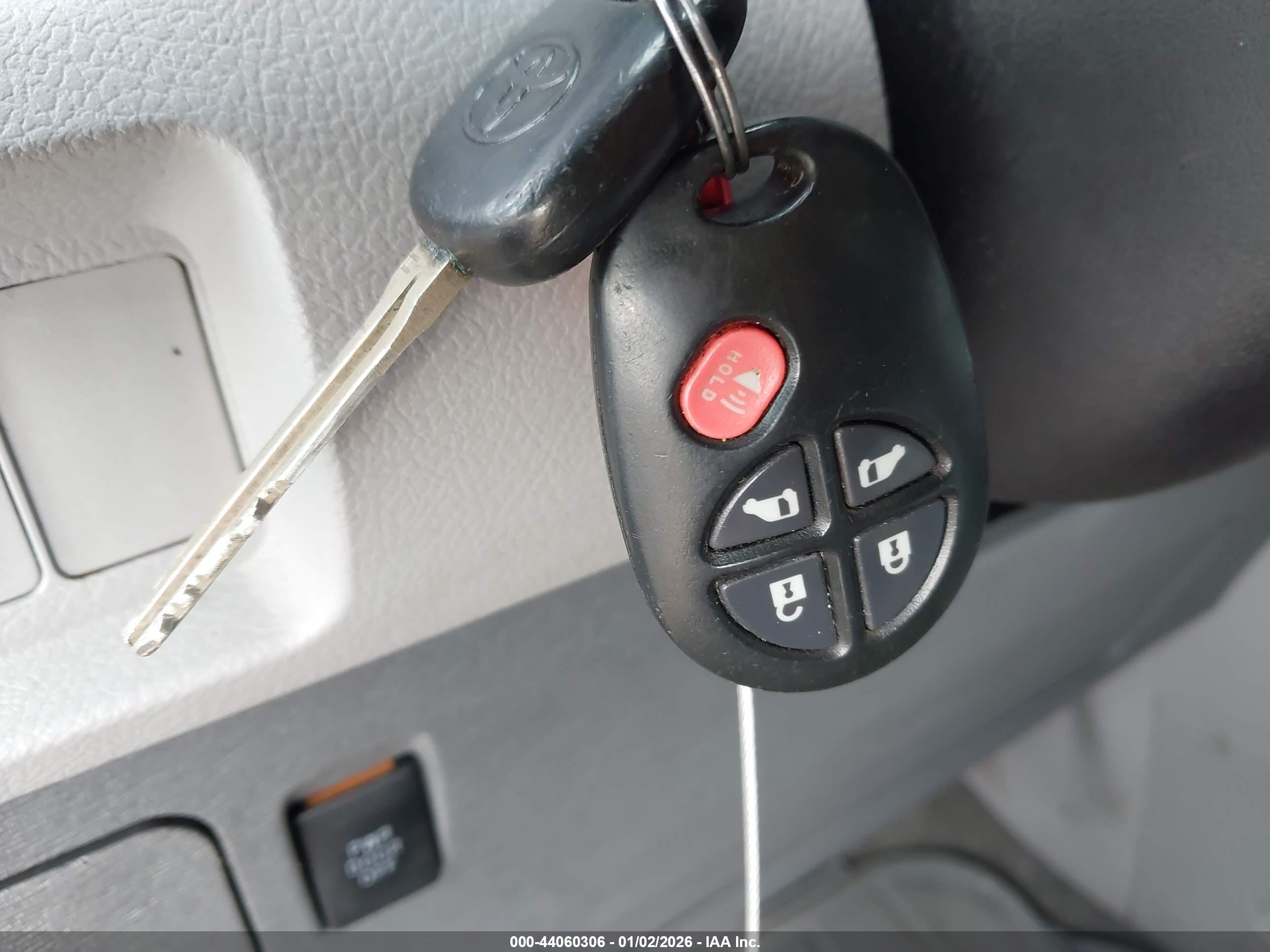TOYOTA SIENNA image 11