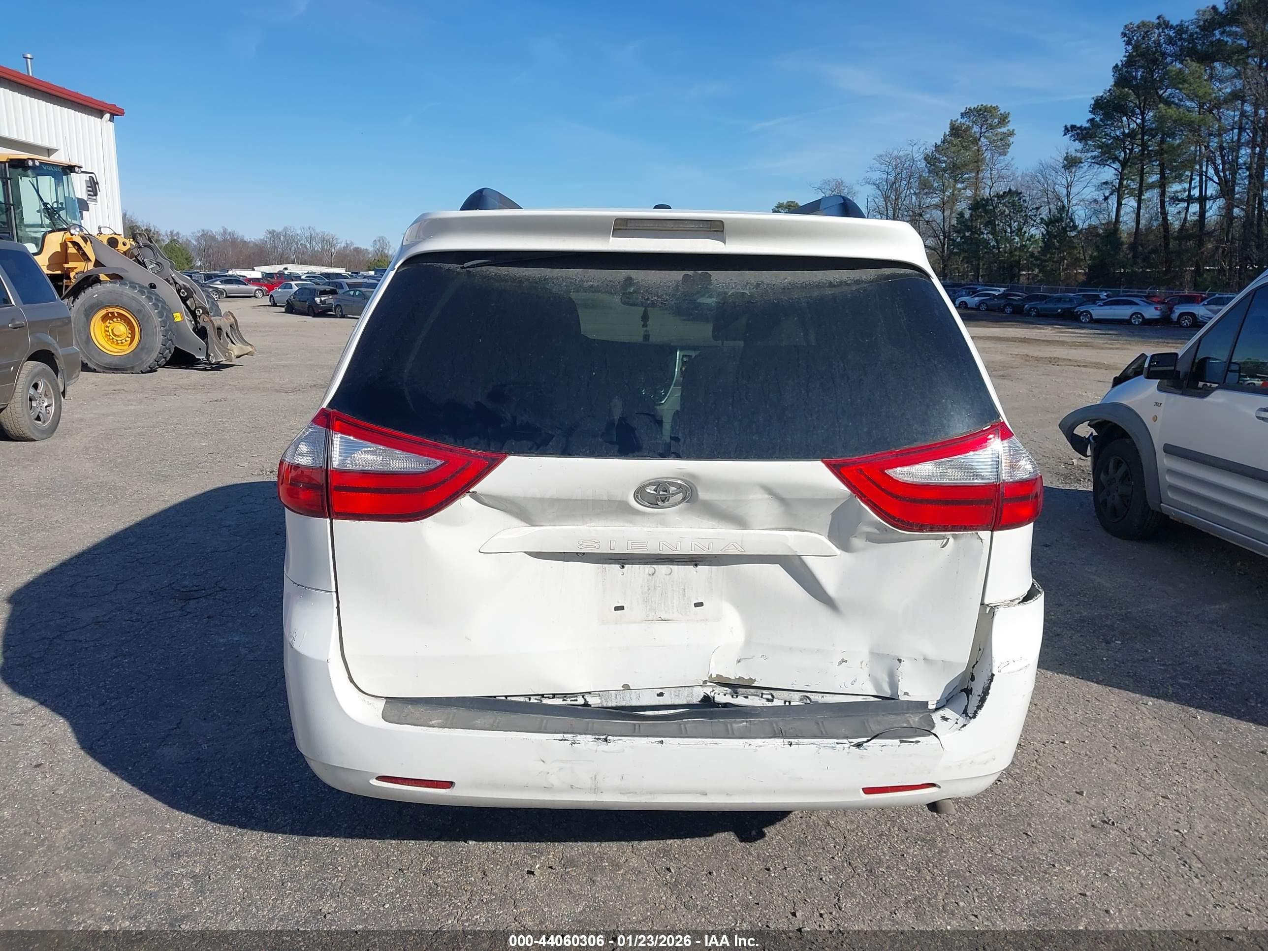 TOYOTA SIENNA image 6