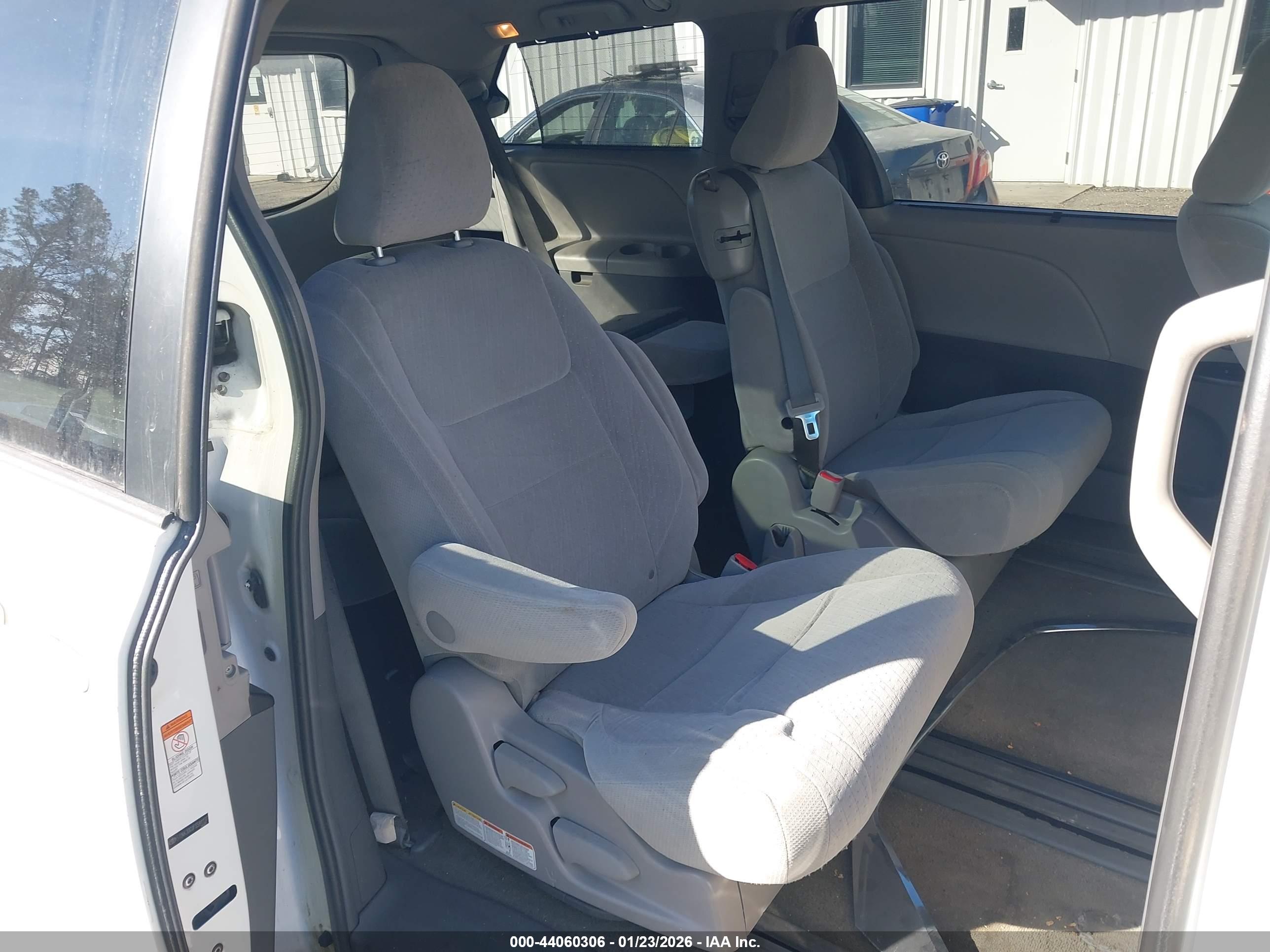 TOYOTA SIENNA image 8