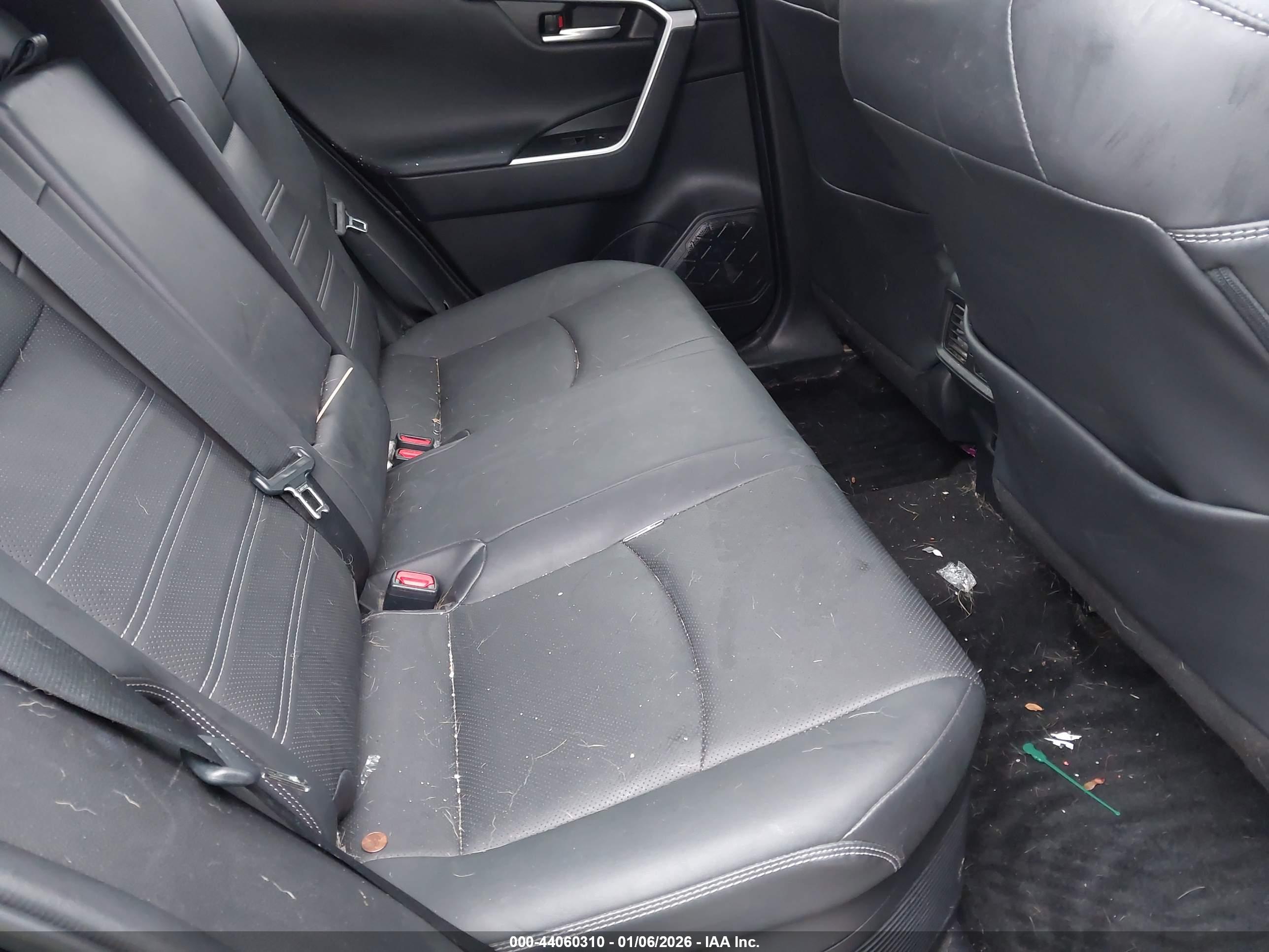 TOYOTA RAV4 image 8