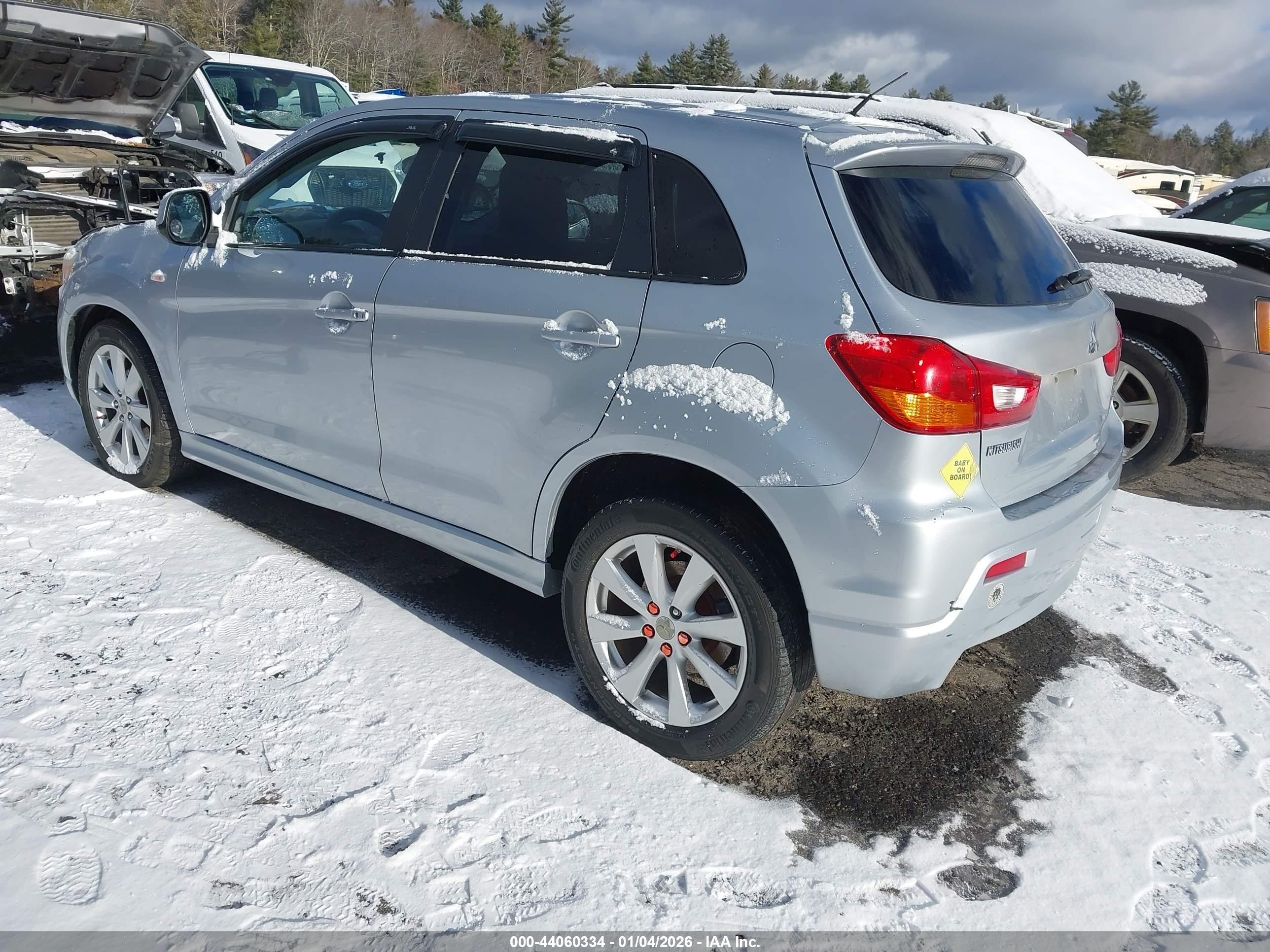 MITSUBISHI OUTLANDER image 3