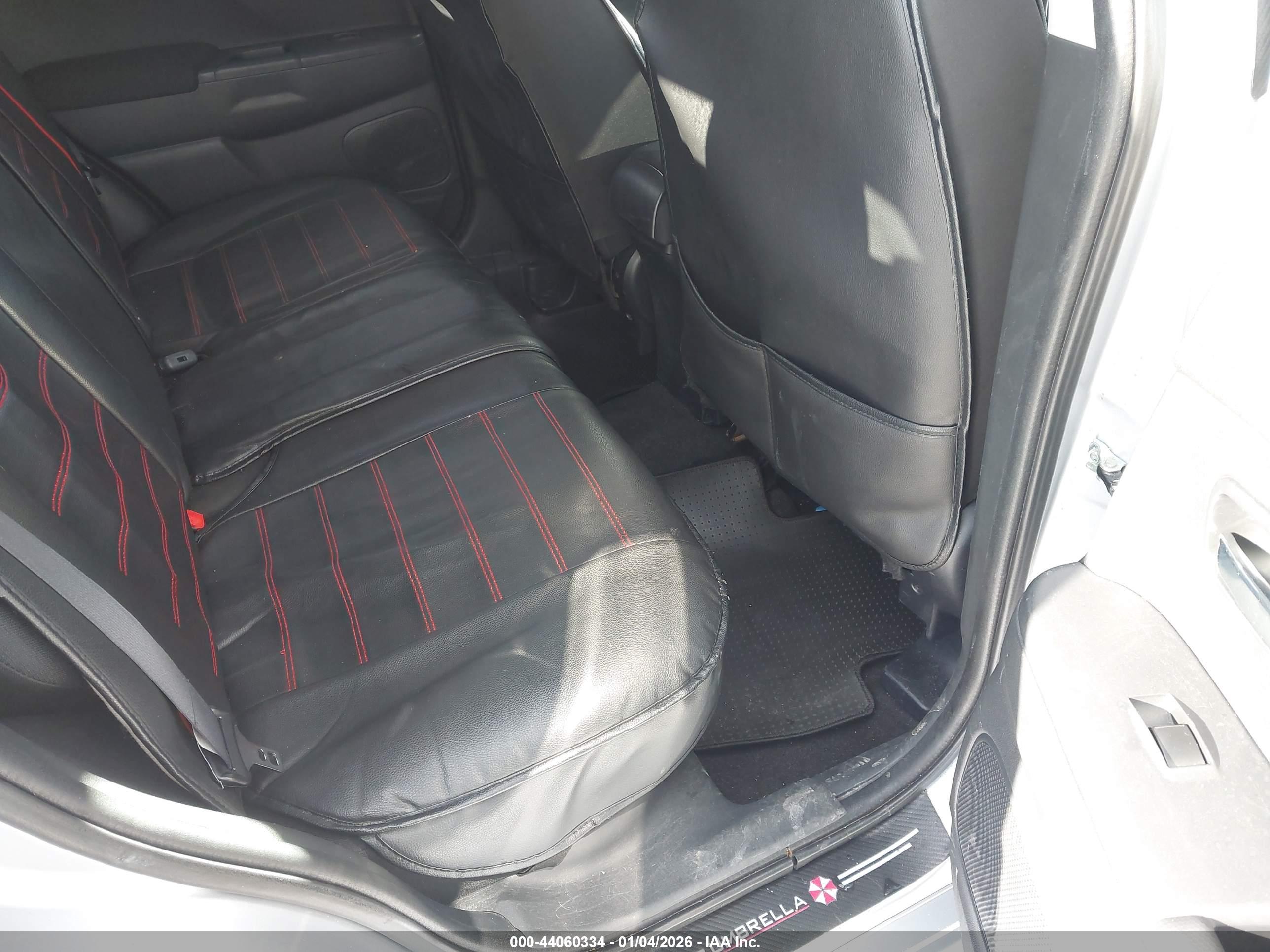 MITSUBISHI OUTLANDER image 8