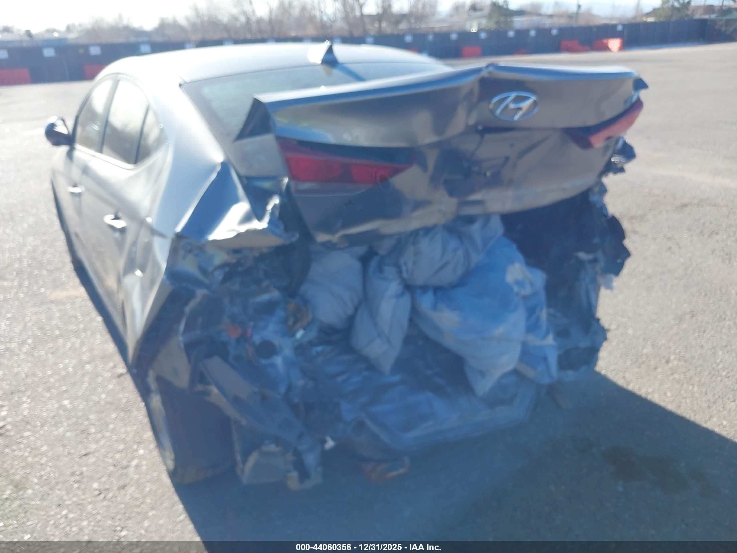 HYUNDAI ELANTRA image 6