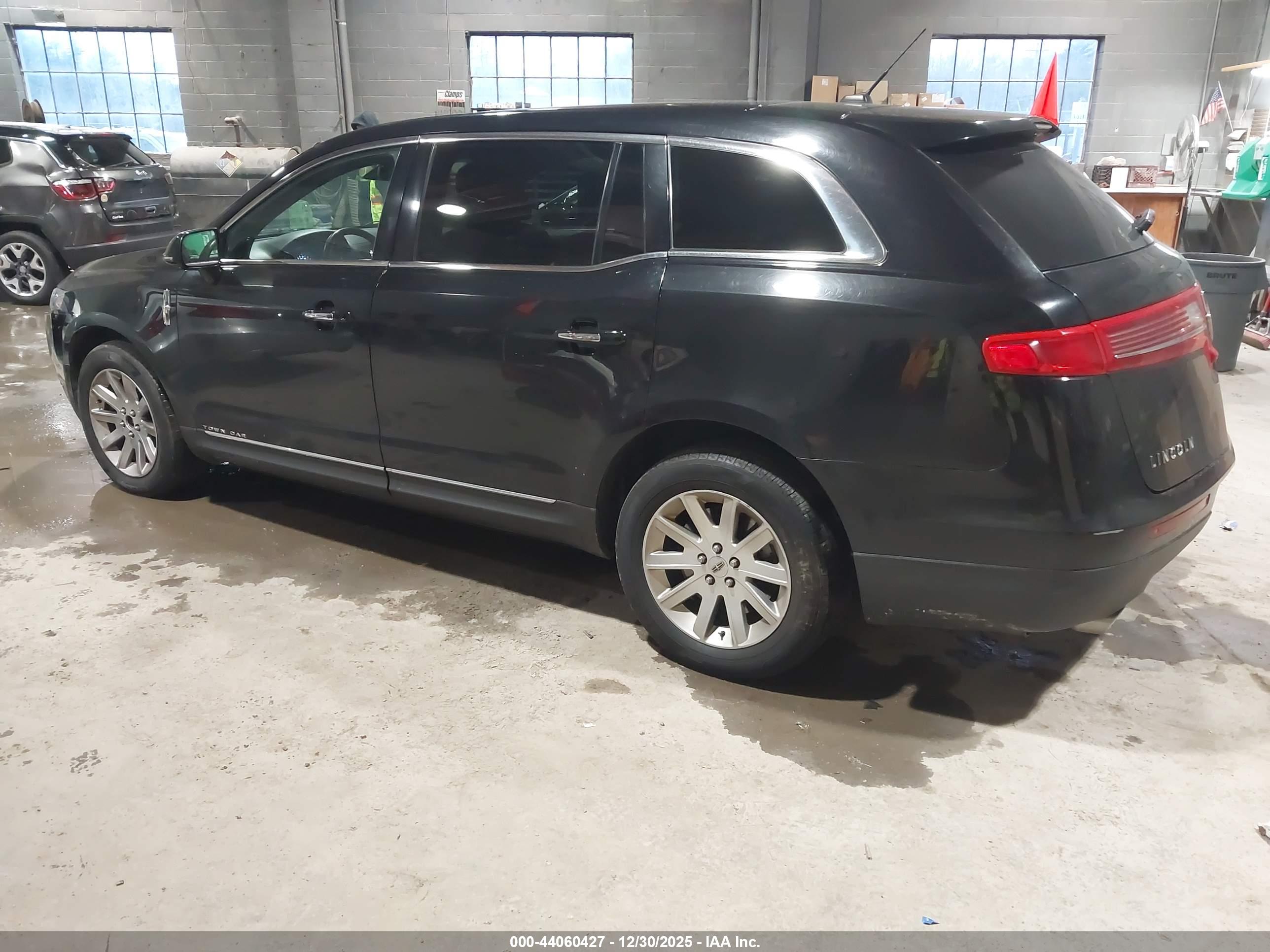 LINCOLN MKT image 3