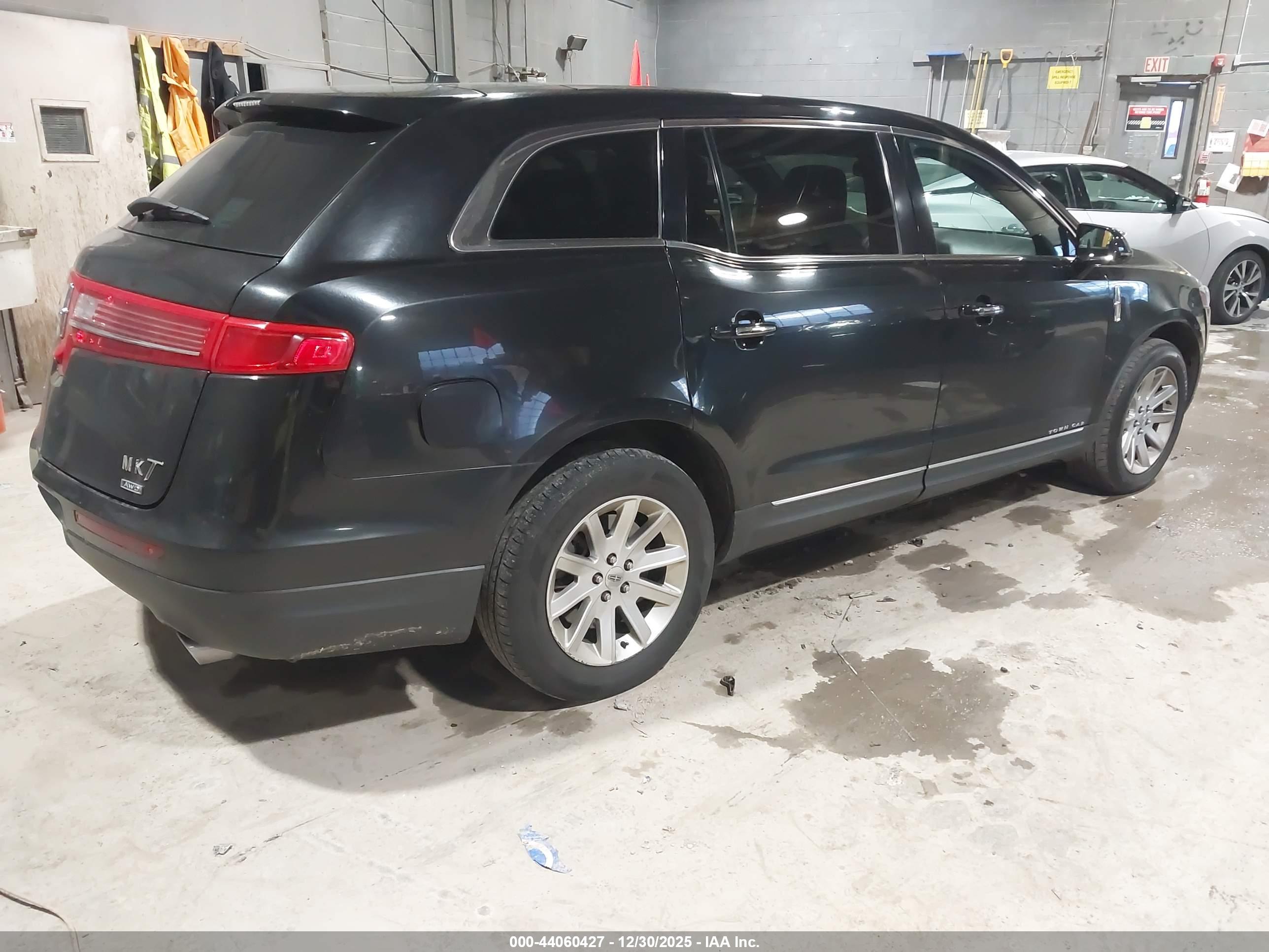 LINCOLN MKT image 4