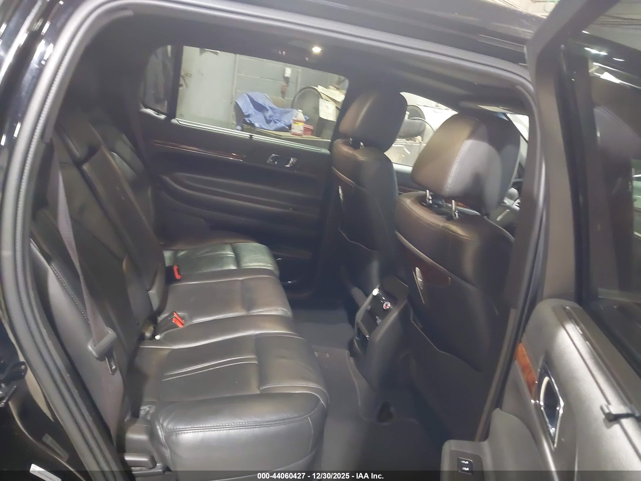 LINCOLN MKT image 8