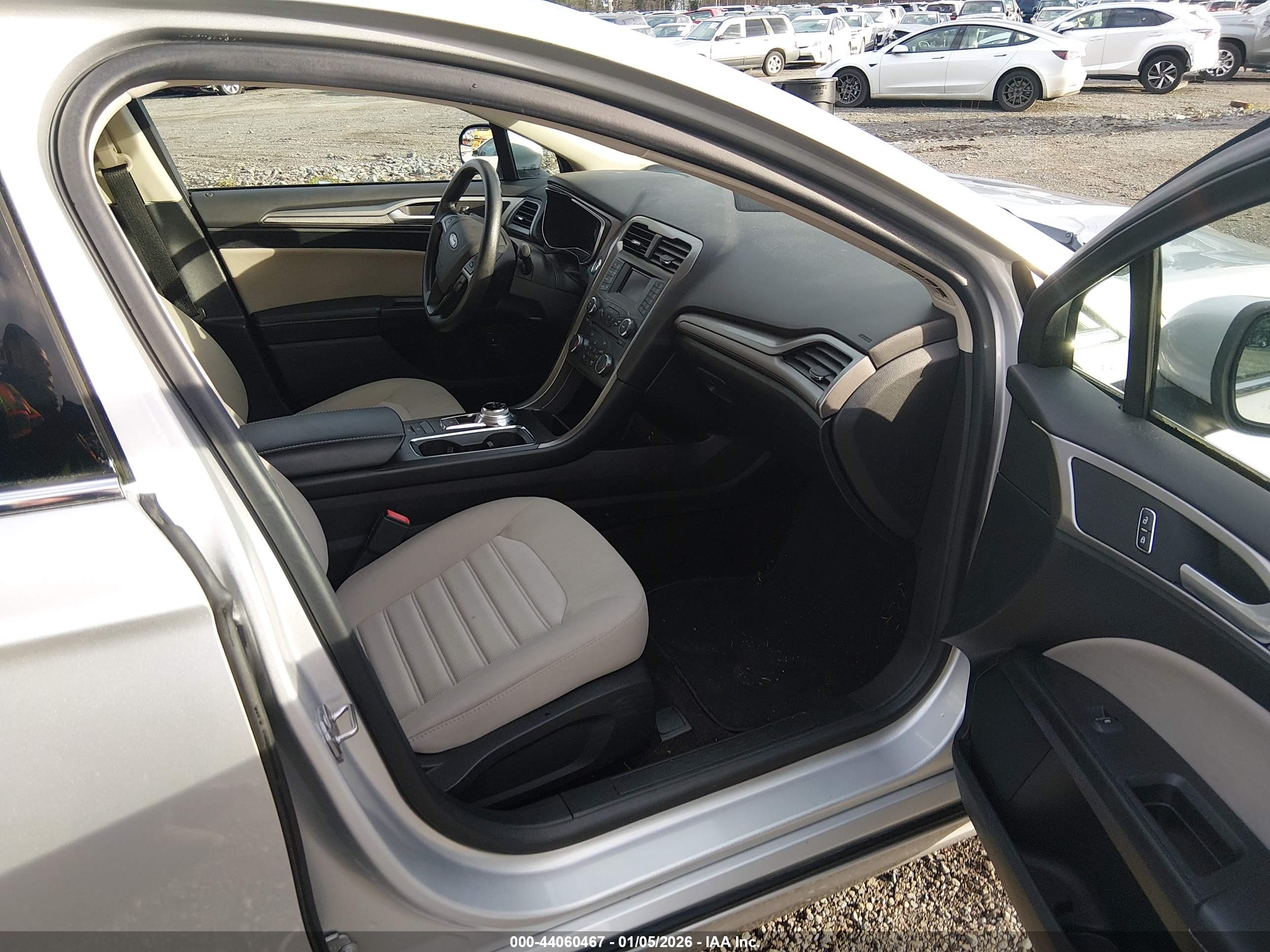 FORD FUSION image 5